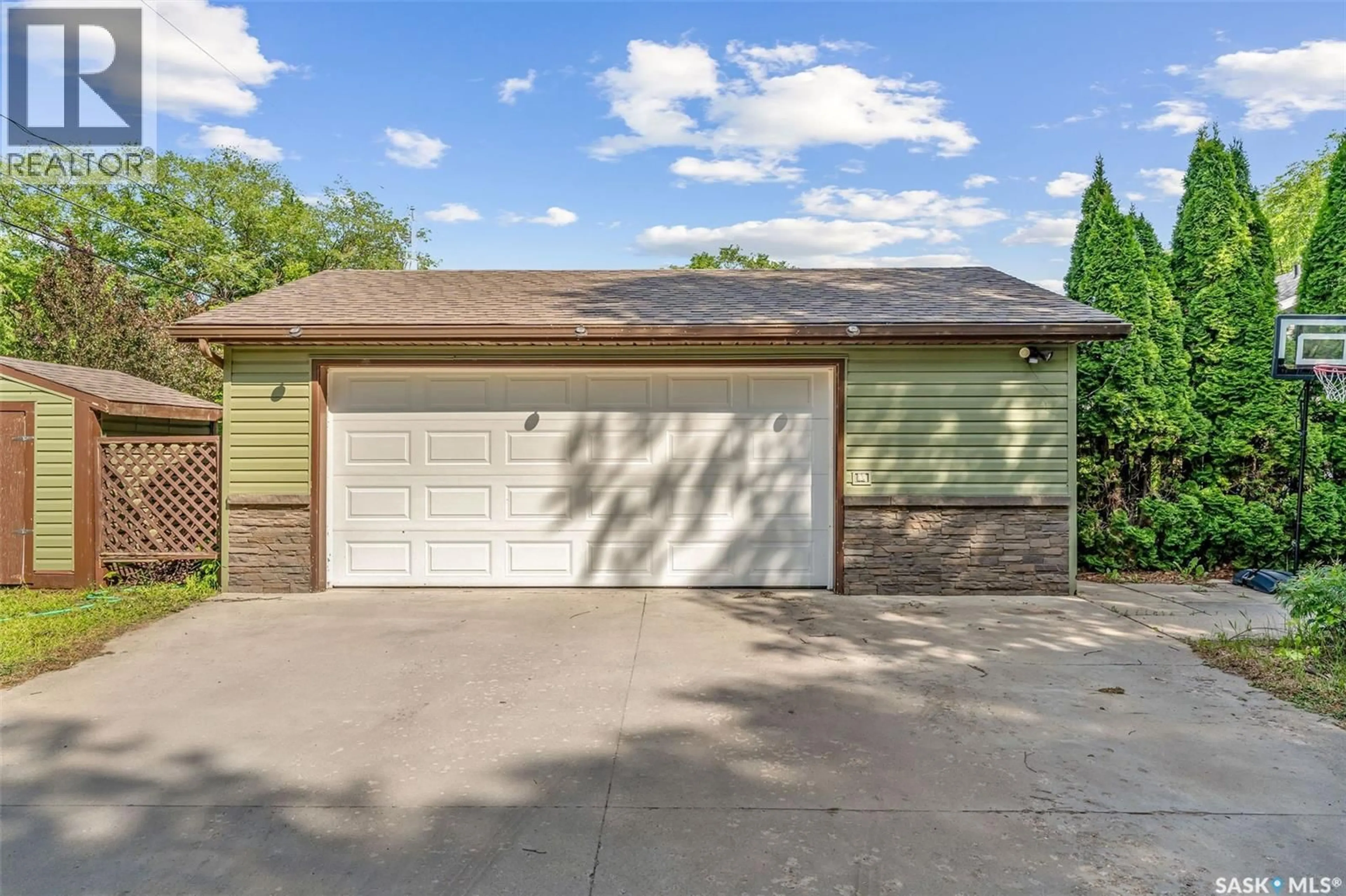 Indoor garage for E - 402 CRAWFORD AVENUE, Melfort Saskatchewan S0E1A0