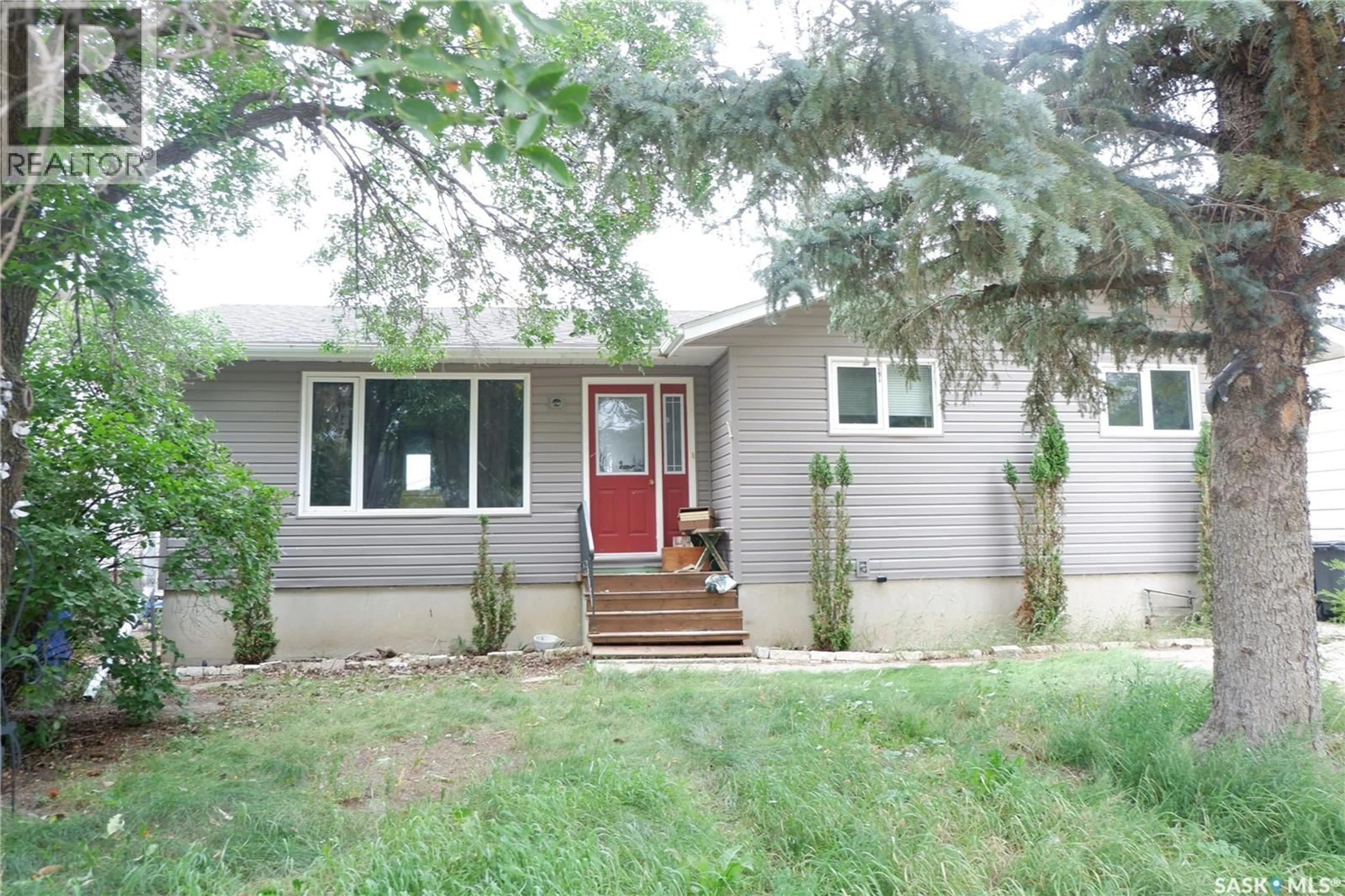 Home with vinyl exterior material, street for 512 4TH AVENUE, Assiniboia Saskatchewan S0H0B0