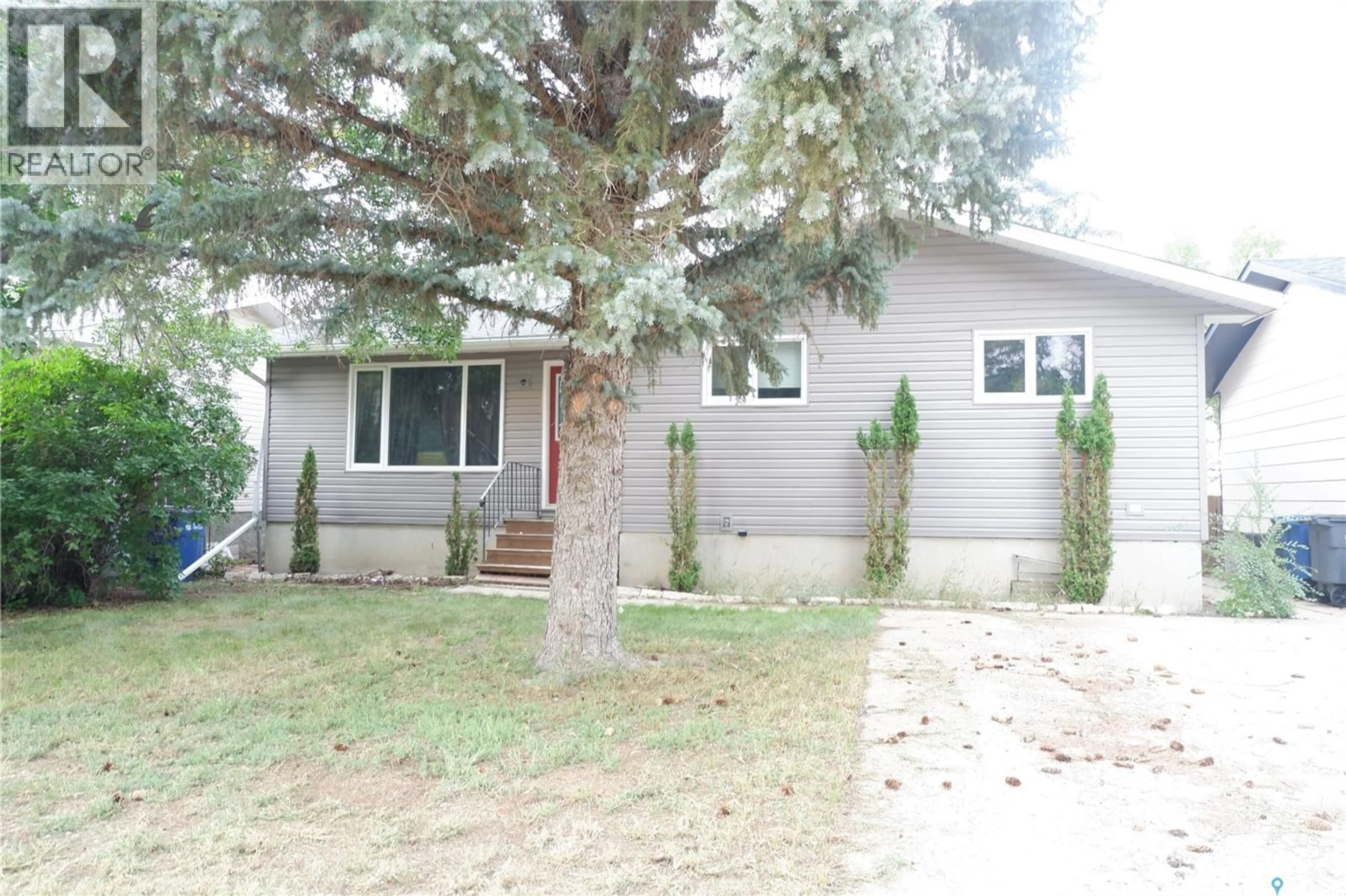 Home with vinyl exterior material, street for 512 4TH AVENUE, Assiniboia Saskatchewan S0H0B0