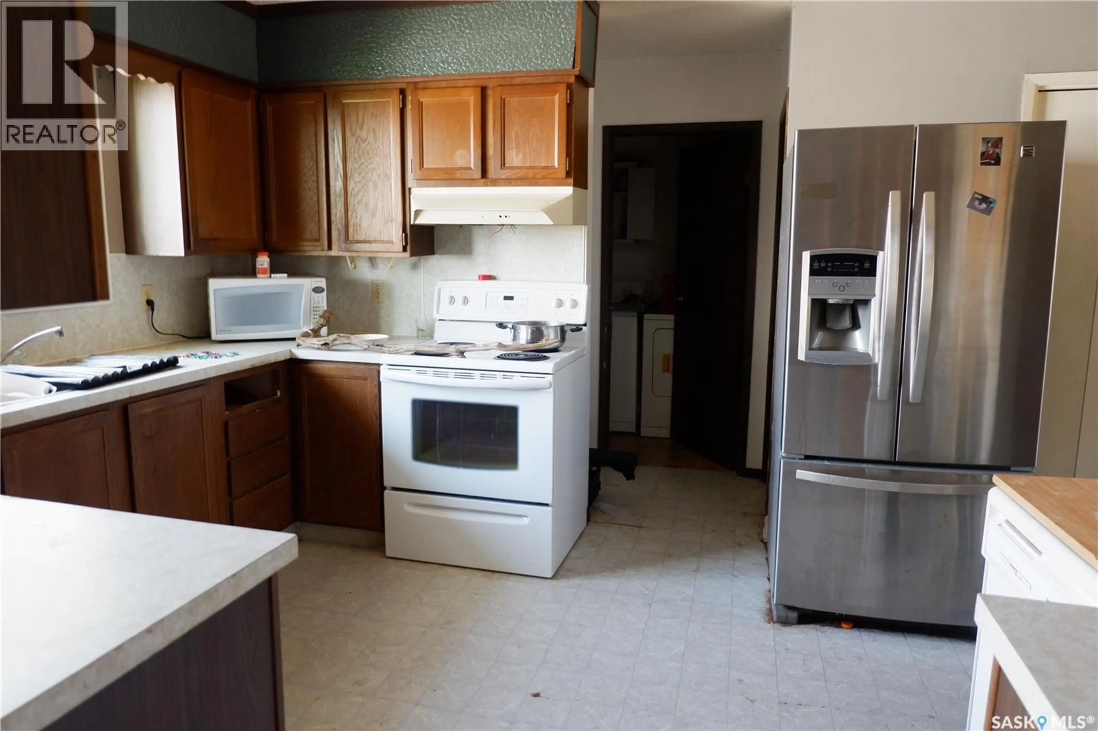Standard kitchen, unknown for 512 4TH AVENUE, Assiniboia Saskatchewan S0H0B0
