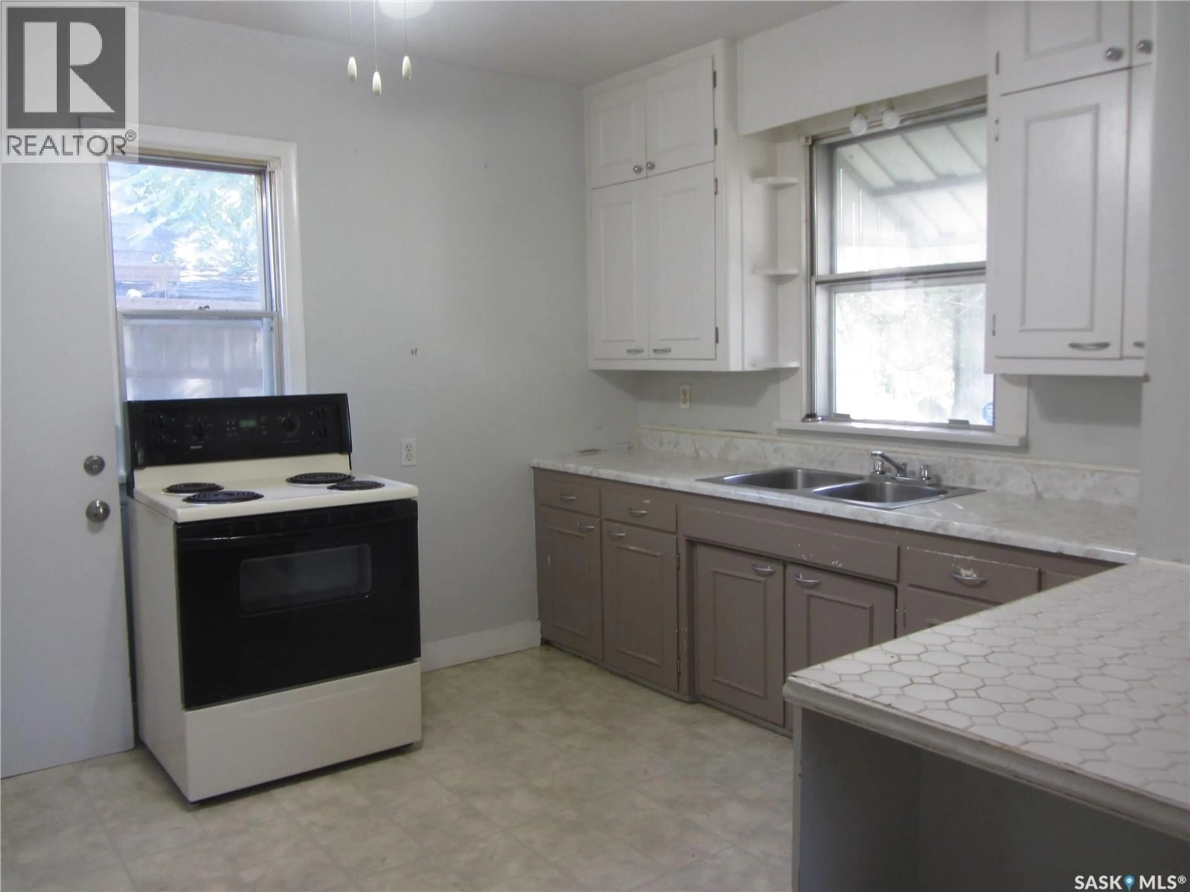 Standard kitchen, unknown for 606 BALMORAL STREET, Saskatoon Saskatchewan S7K0Y7