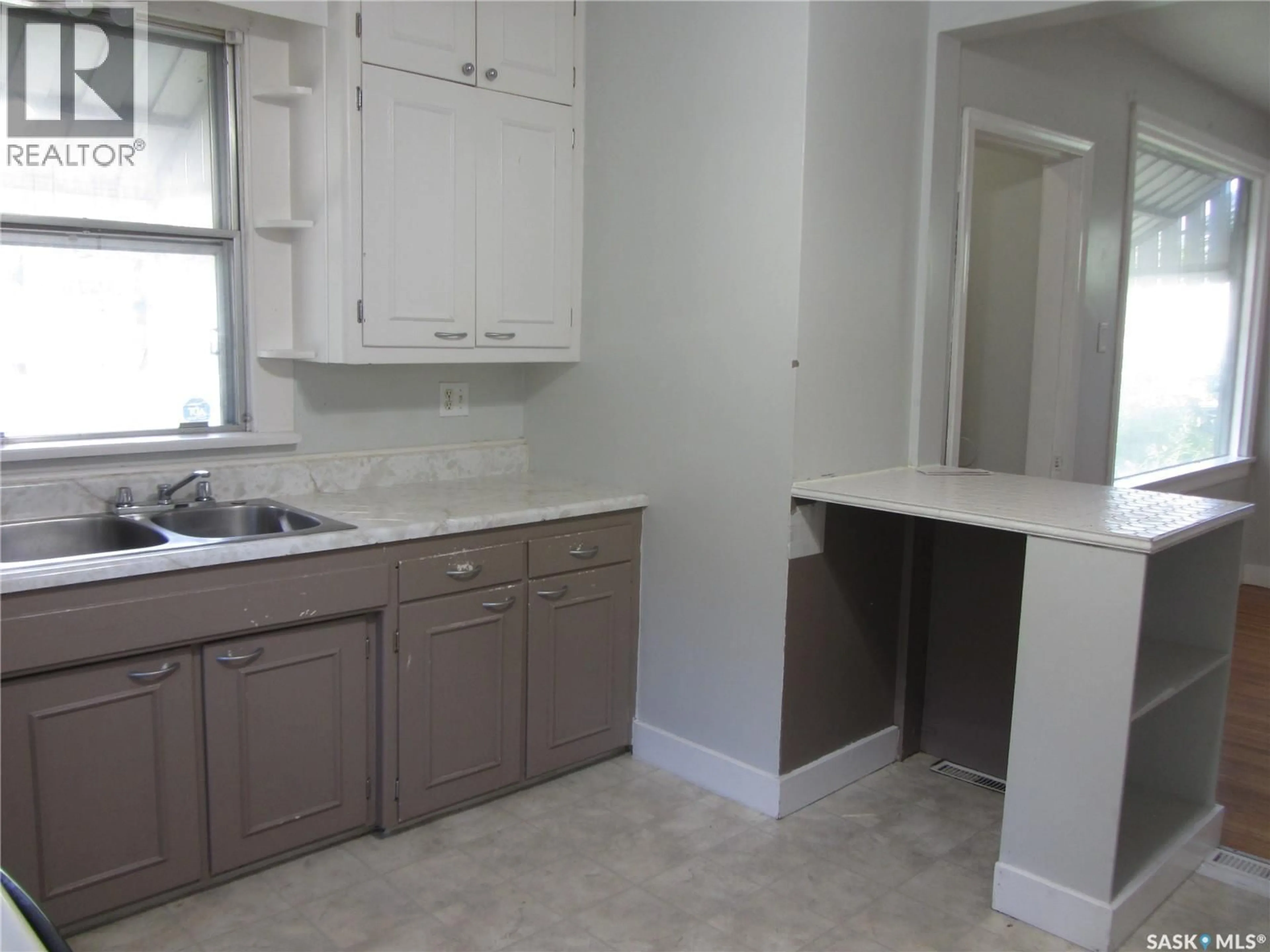 Standard kitchen, ceramic/tile floor for 606 BALMORAL STREET, Saskatoon Saskatchewan S7K0Y7