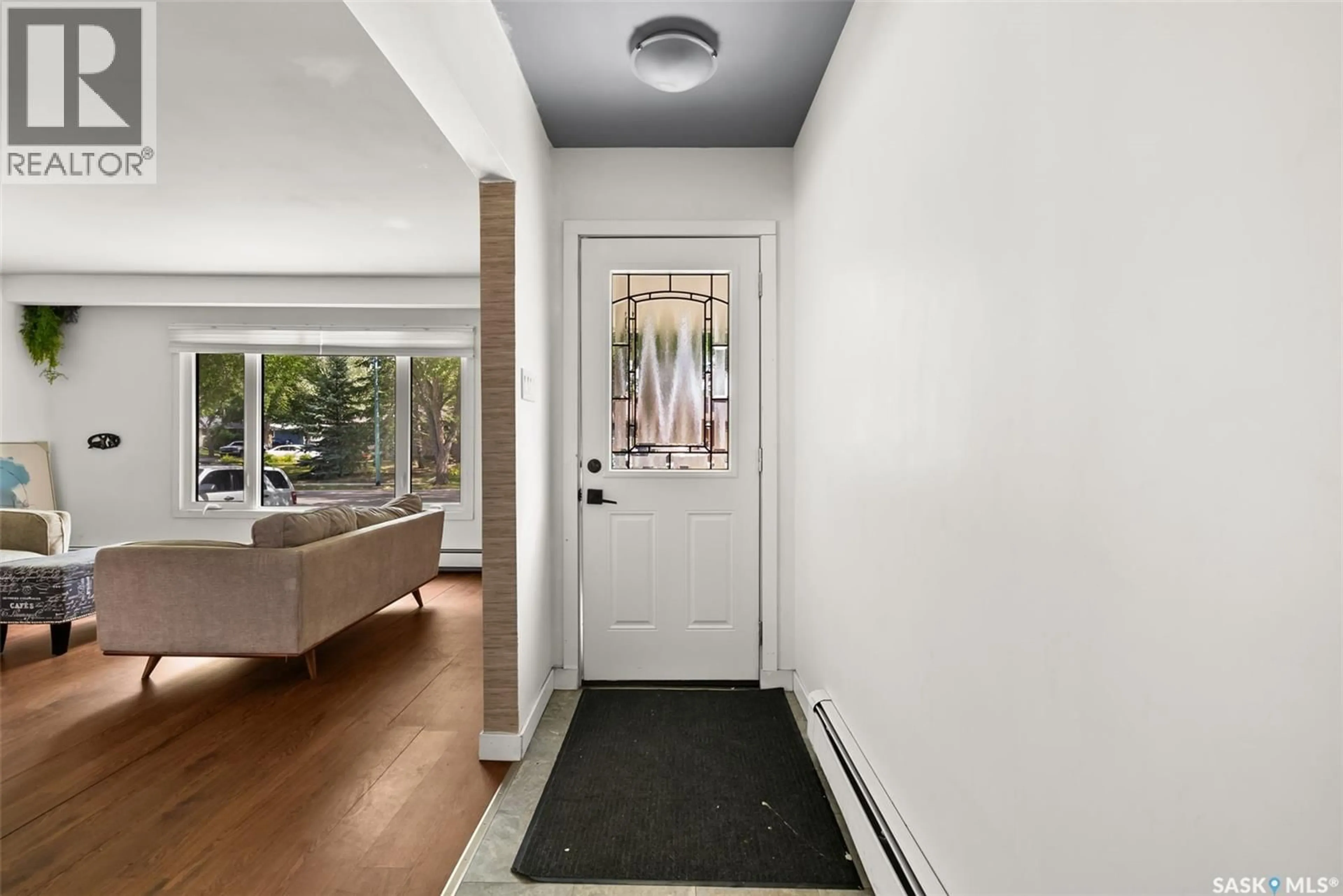 Indoor entryway for 1960 COWAN CRESCENT, Regina Saskatchewan S4S4C6