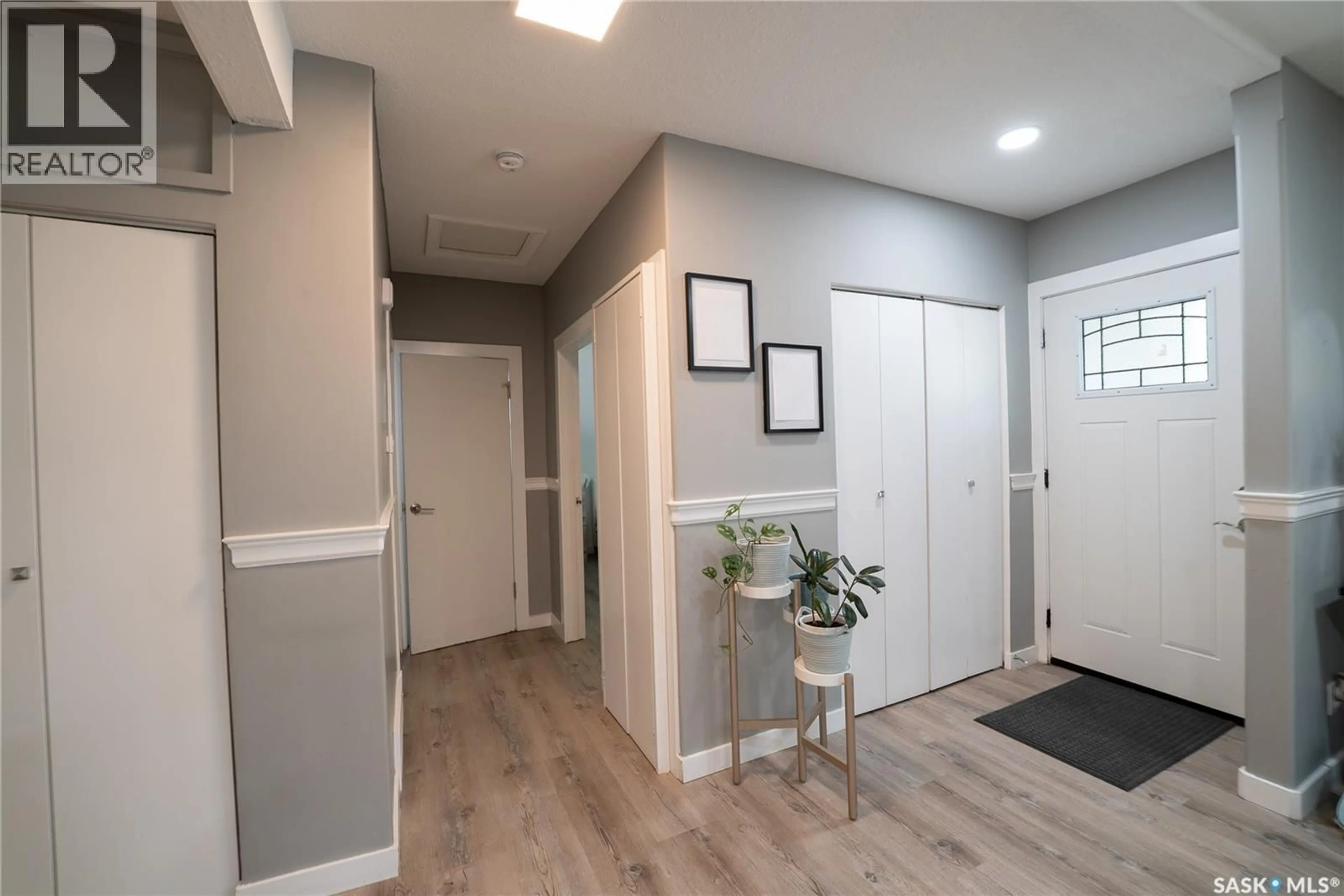 Indoor entryway for 441 Q AVENUE, Saskatoon Saskatchewan S7L2X9
