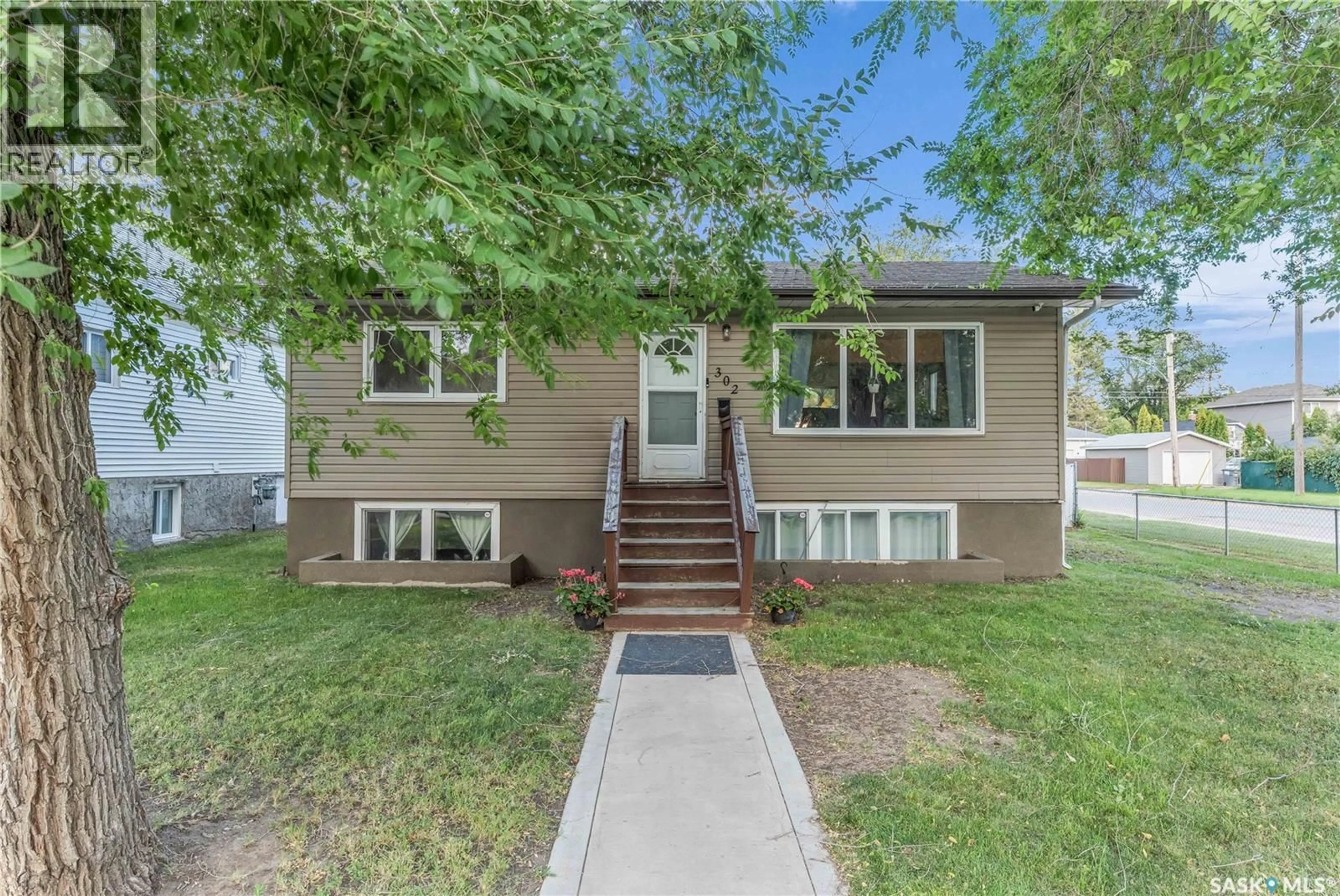 Home with vinyl exterior material, street for 302 M AVENUE, Saskatoon Saskatchewan S7L2S5