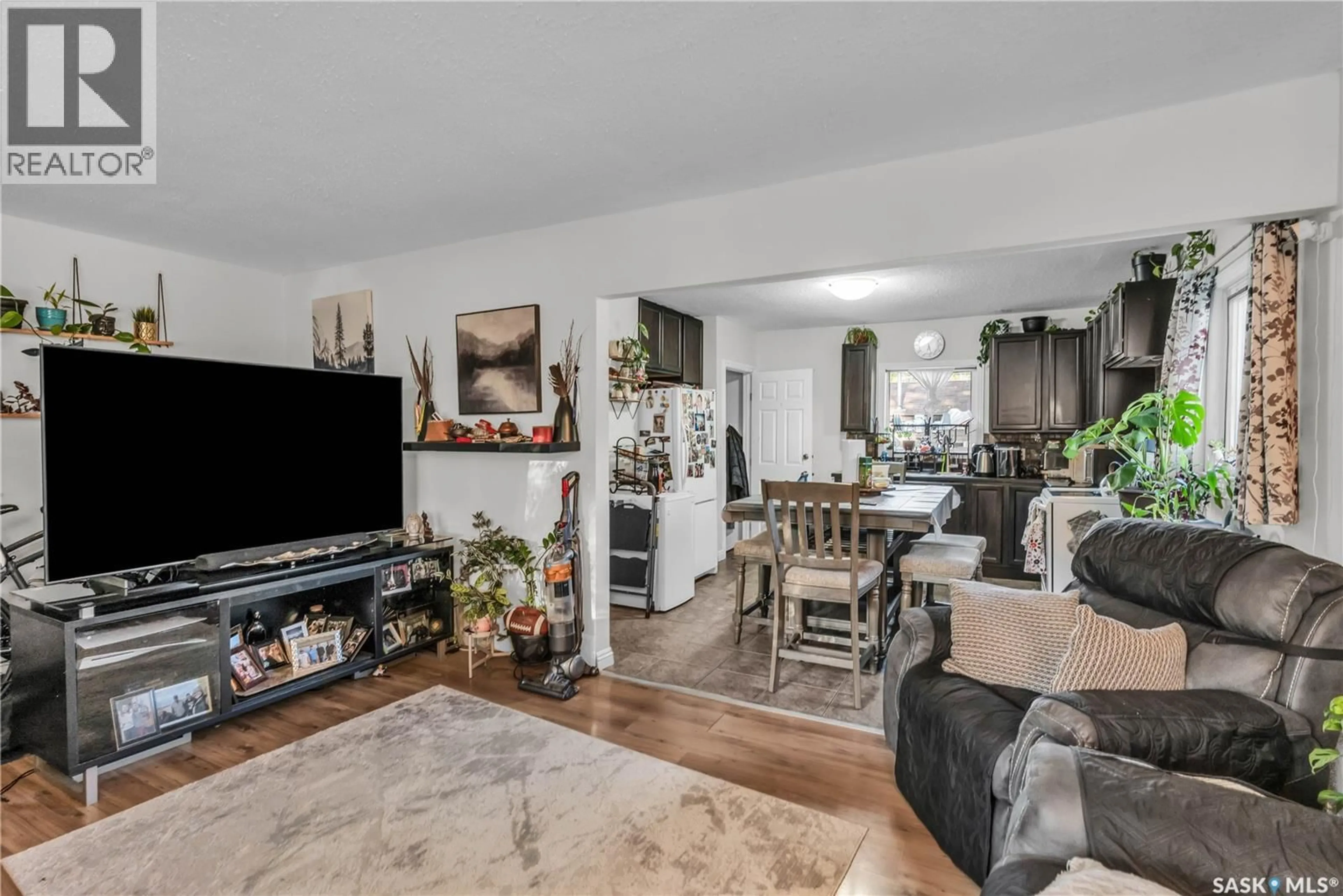Living room with furniture, unknown for 302 M AVENUE, Saskatoon Saskatchewan S7L2S5