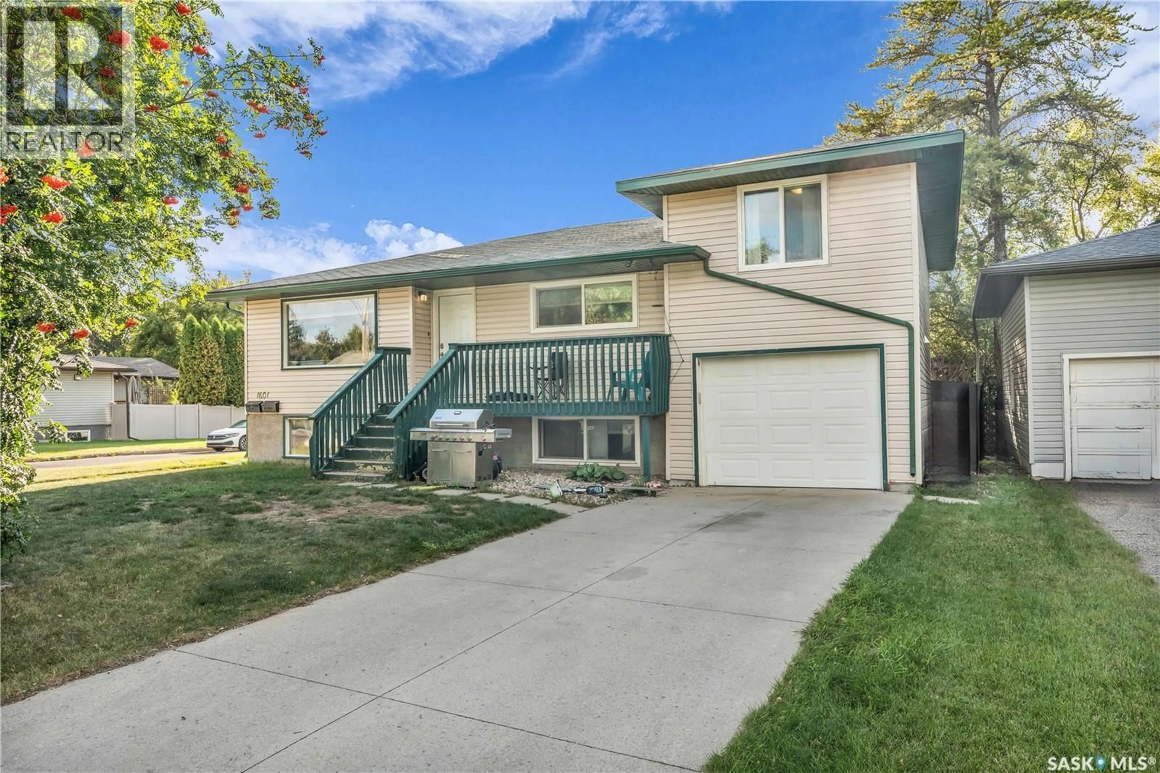 Home with vinyl exterior material, street for 1601 F AVENUE, Saskatoon Saskatchewan S7L1Y1