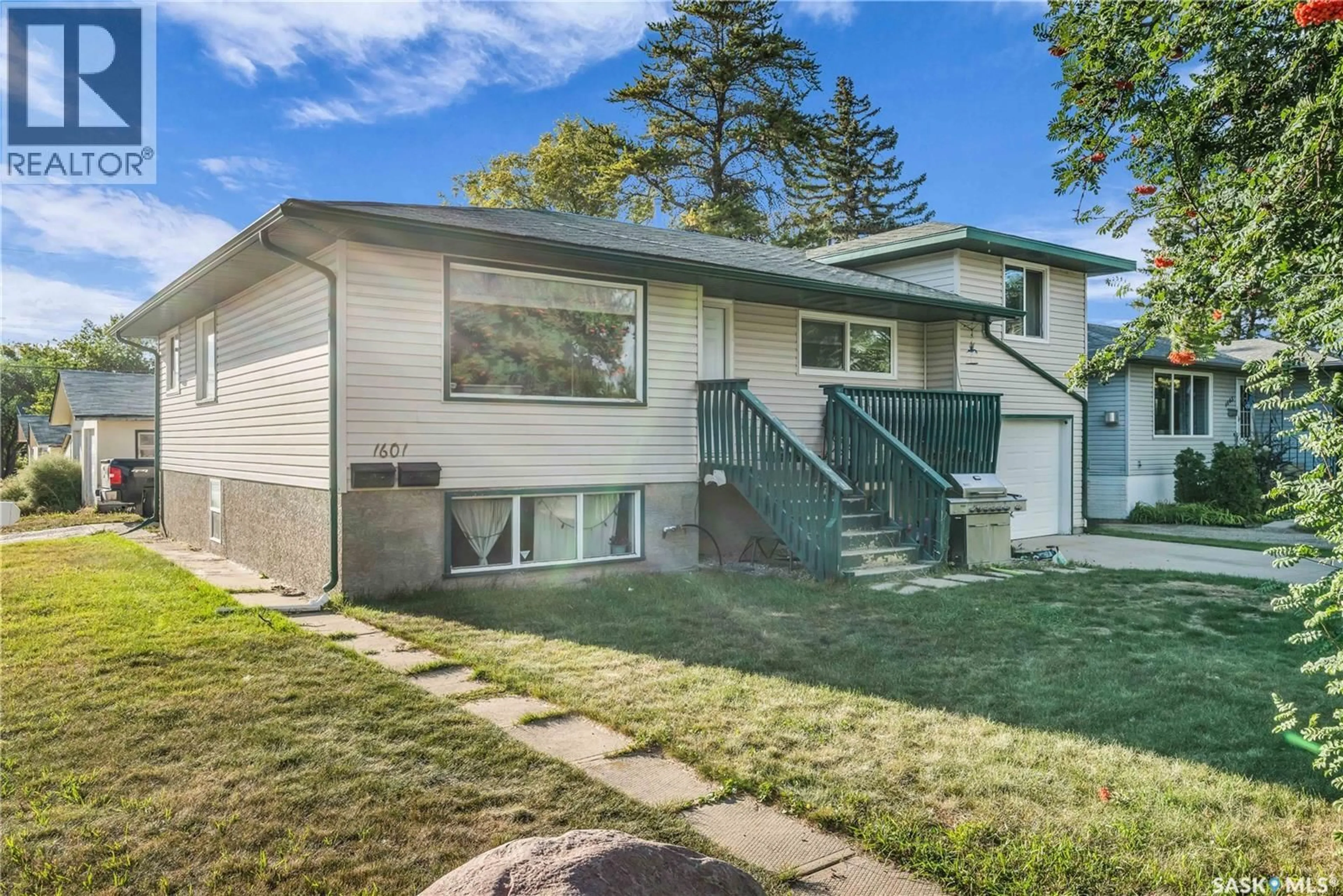 Home with vinyl exterior material, street for 1601 F AVENUE, Saskatoon Saskatchewan S7L1Y1