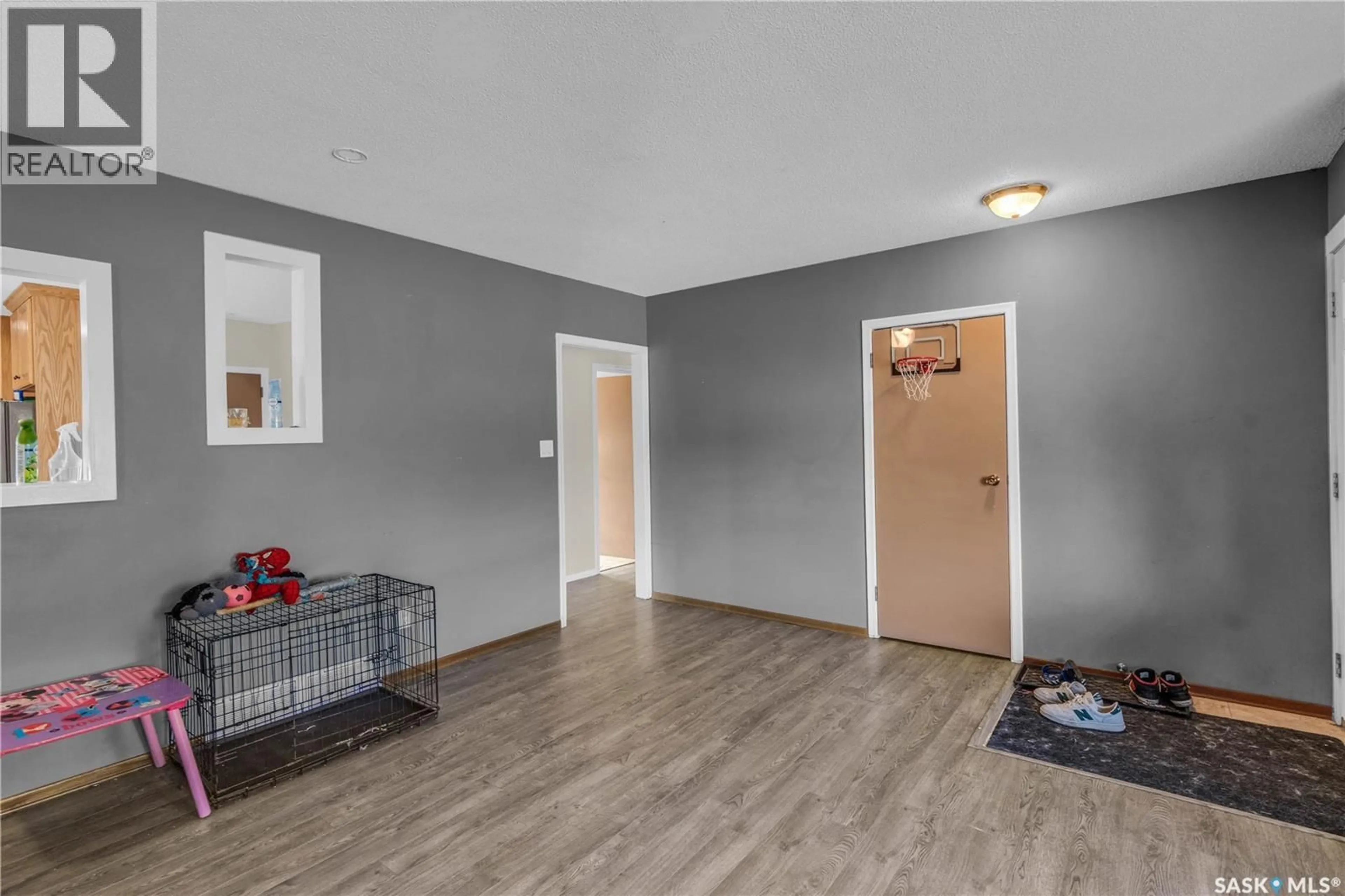 Indoor entryway for 1601 F AVENUE, Saskatoon Saskatchewan S7L1Y1