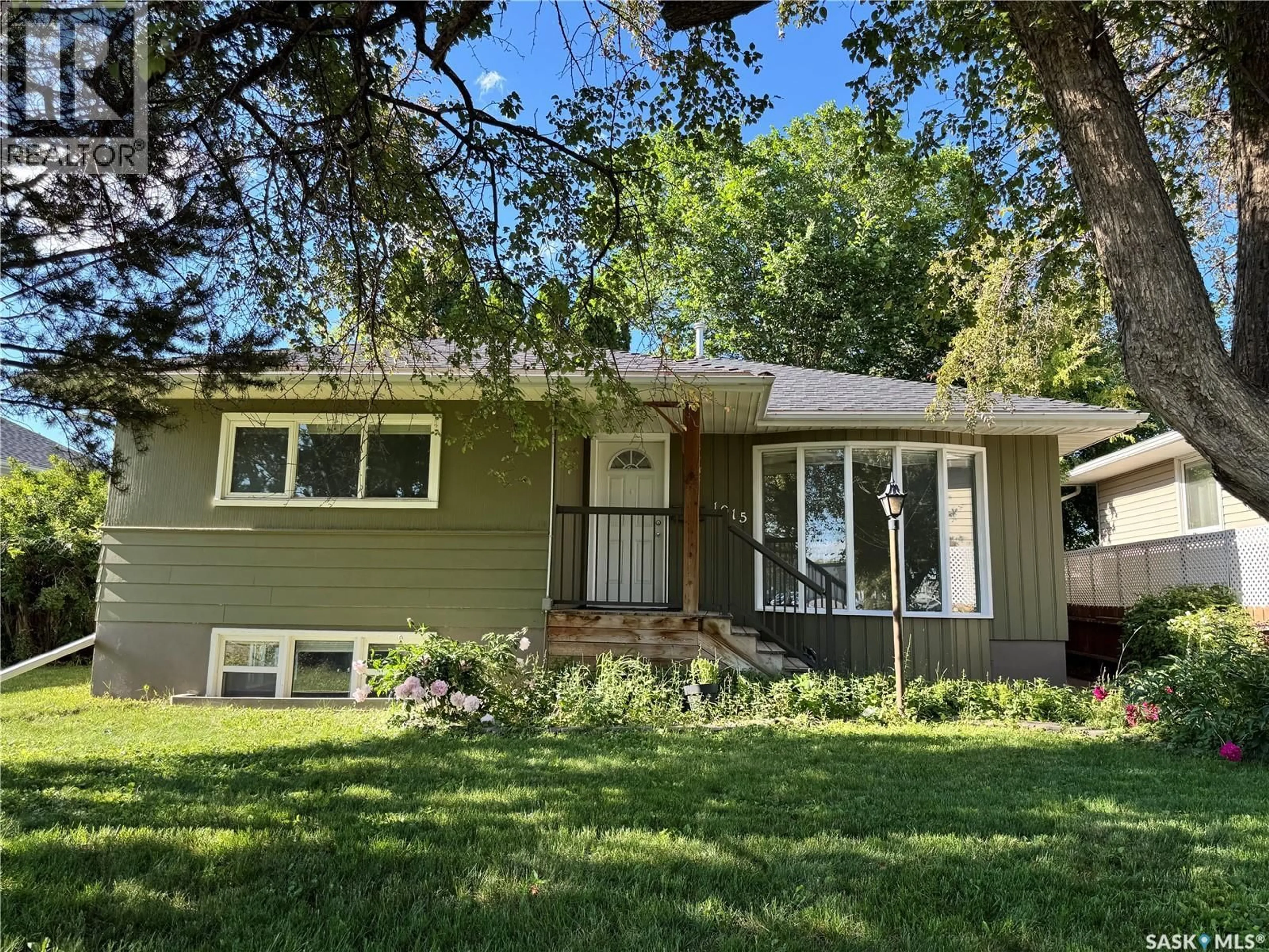 Home with vinyl exterior material, street for 1015 TAYLOR STREET, Saskatoon Saskatchewan S7H1W4