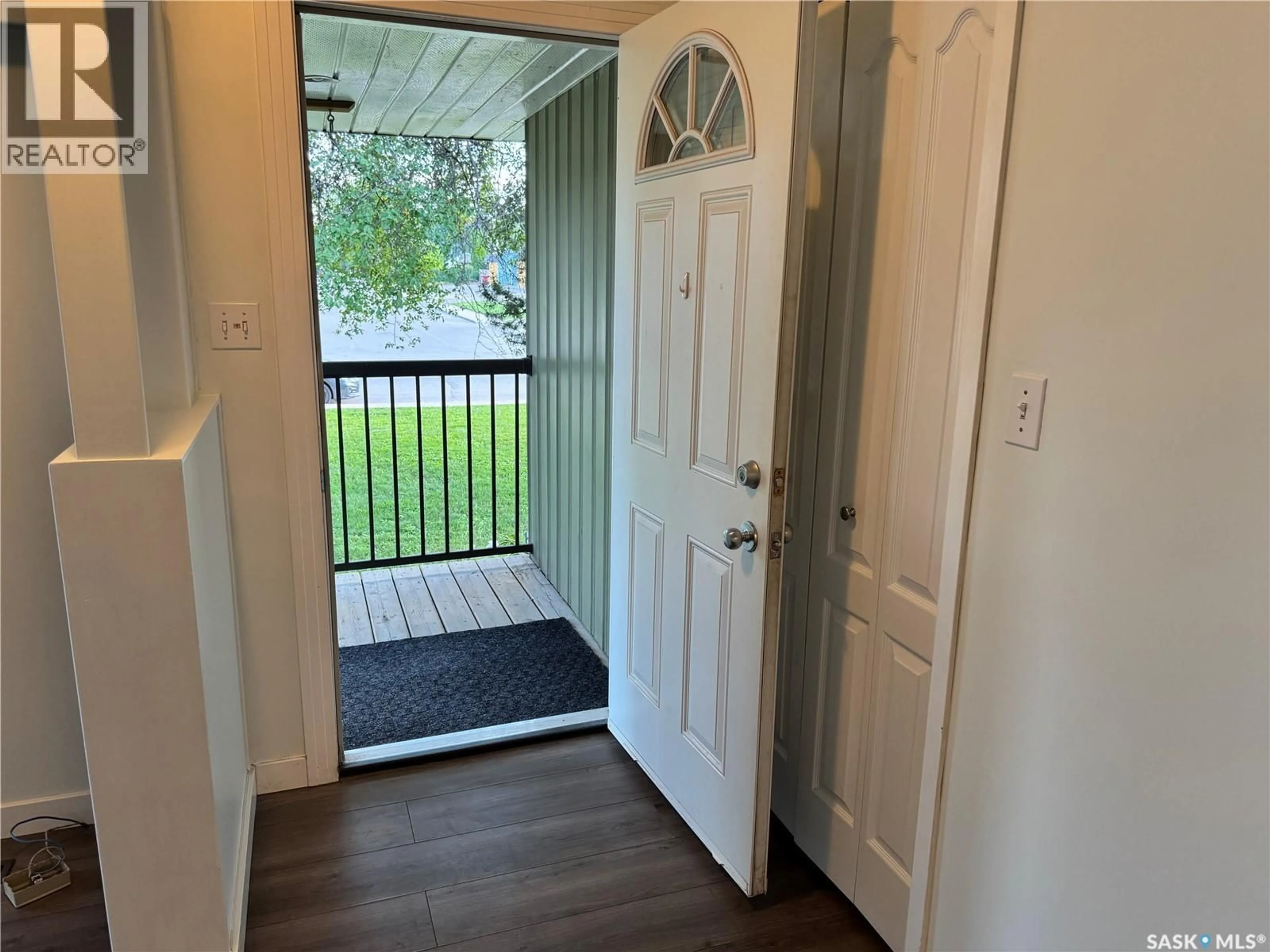 Indoor entryway for 1015 TAYLOR STREET, Saskatoon Saskatchewan S7H1W4