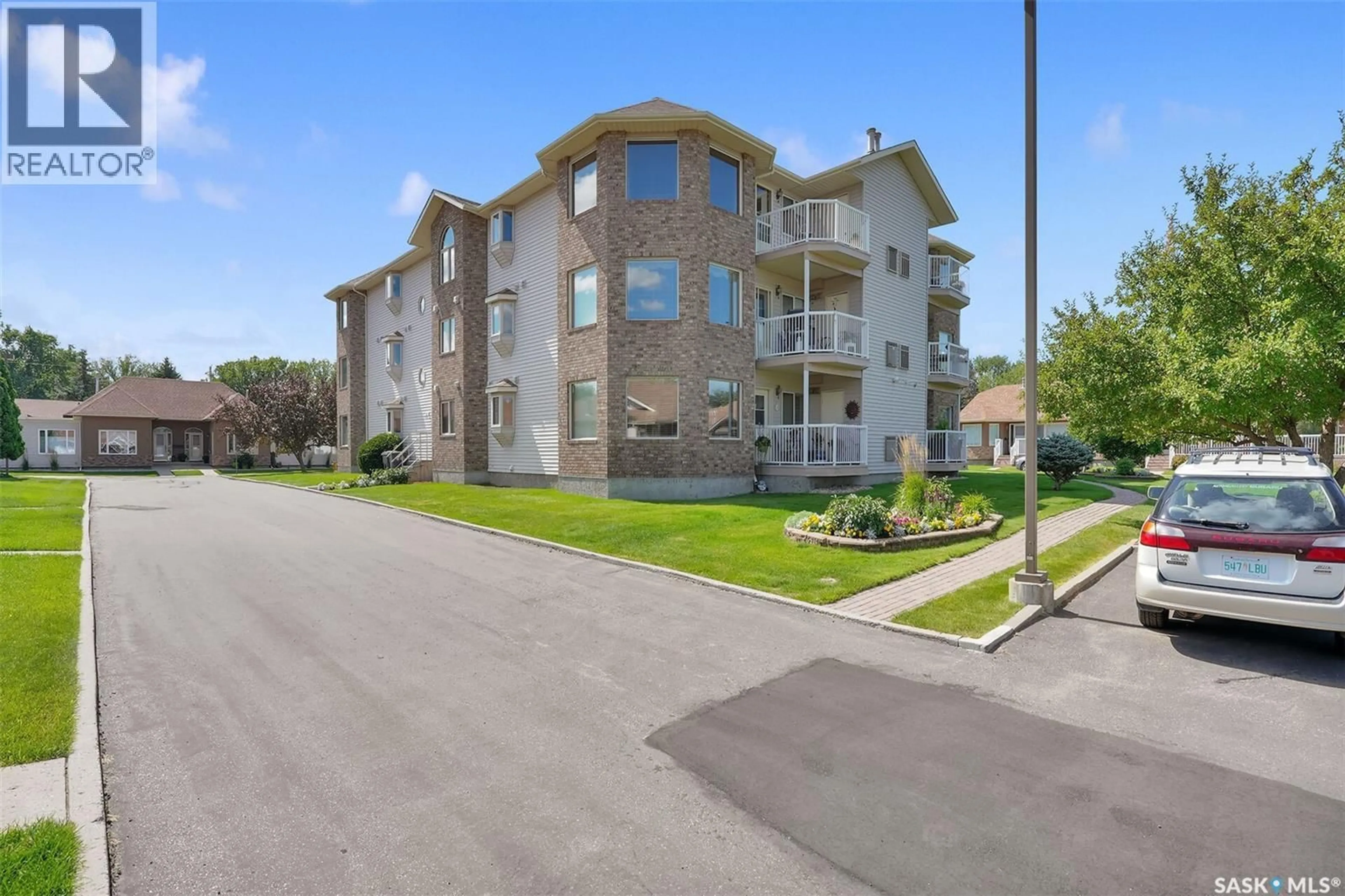 A pic from outside/outdoor area/front of a property/back of a property/a pic from drone, unknown for 311 KENSINGTON CRESCENT, Regina Saskatchewan S4S7H5