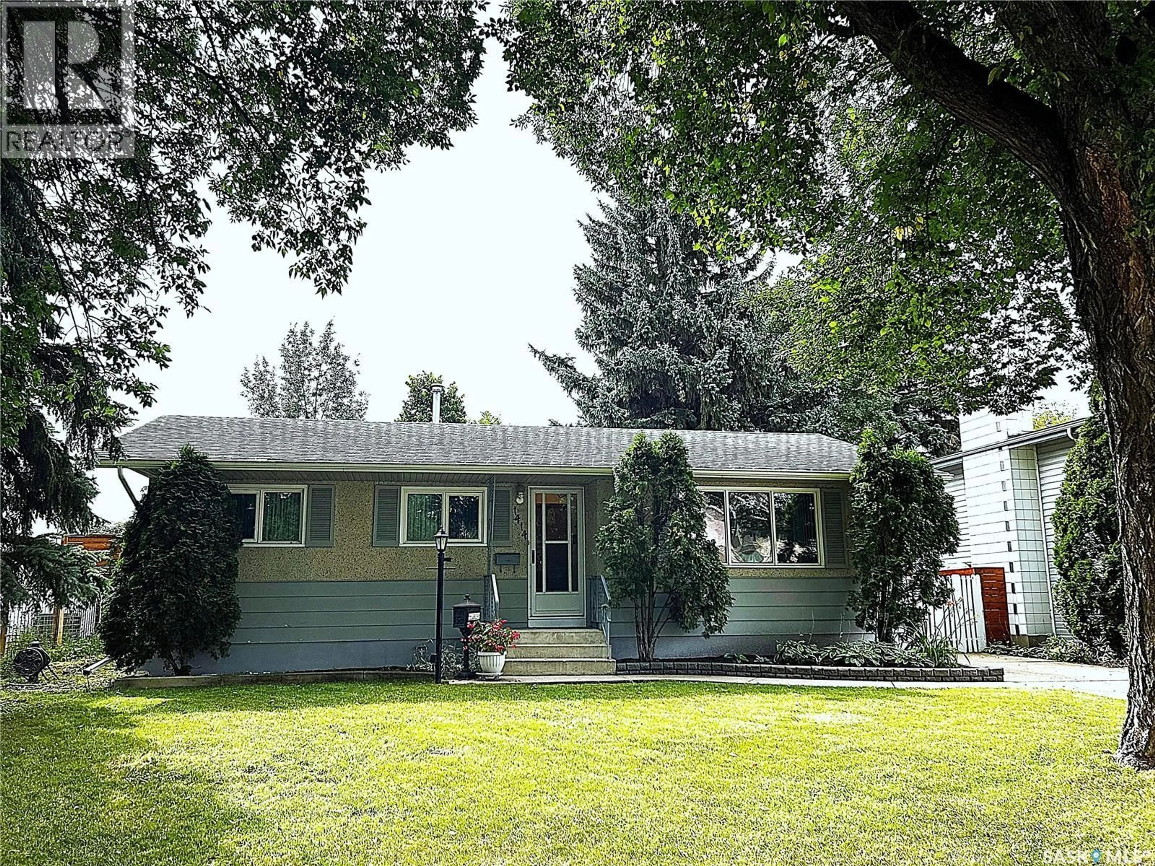 Home with vinyl exterior material, street for 1414 EAST HEIGHTS, Saskatoon Saskatchewan S7J3B3