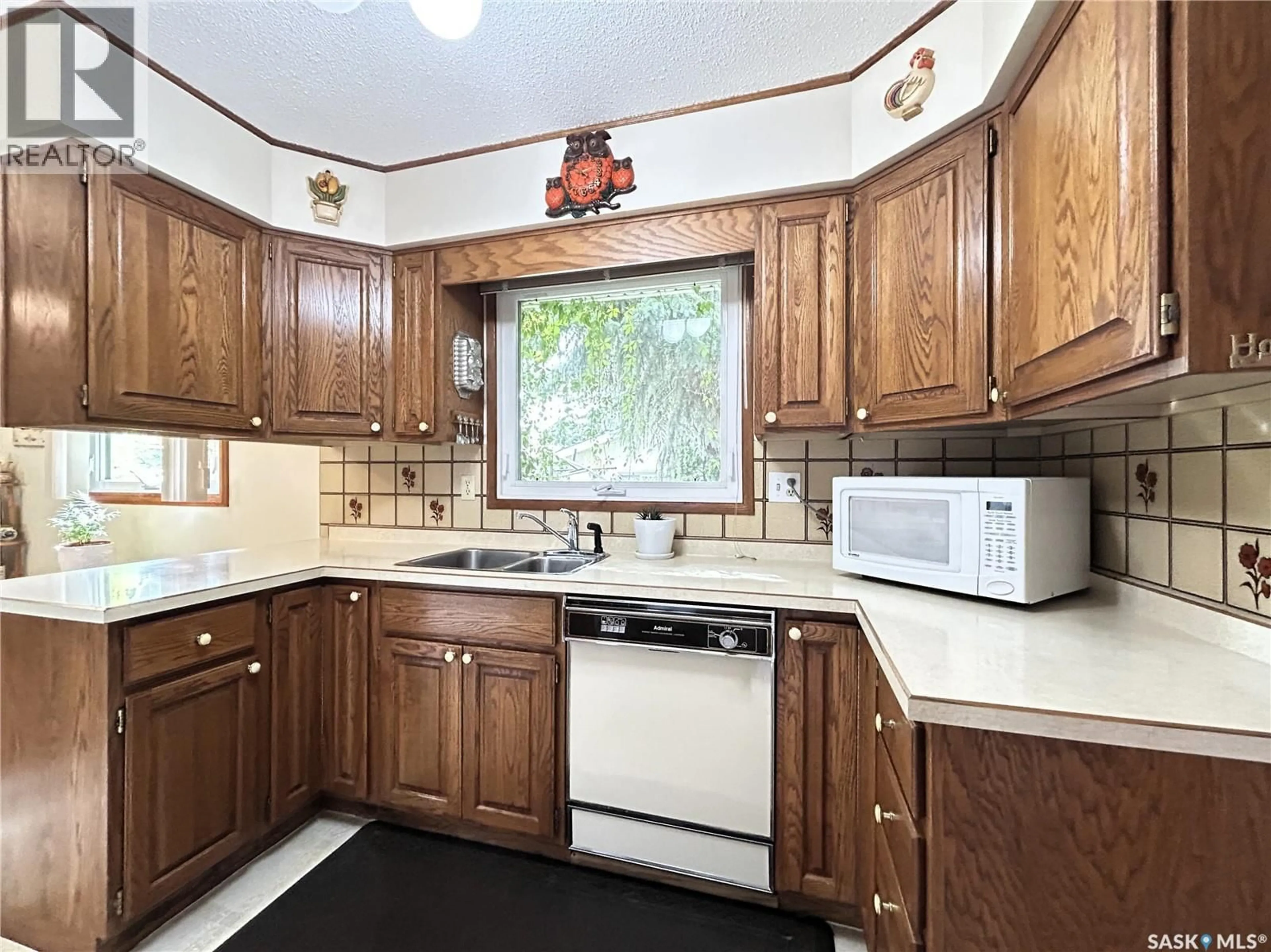 Standard kitchen, unknown for 1414 EAST HEIGHTS, Saskatoon Saskatchewan S7J3B3