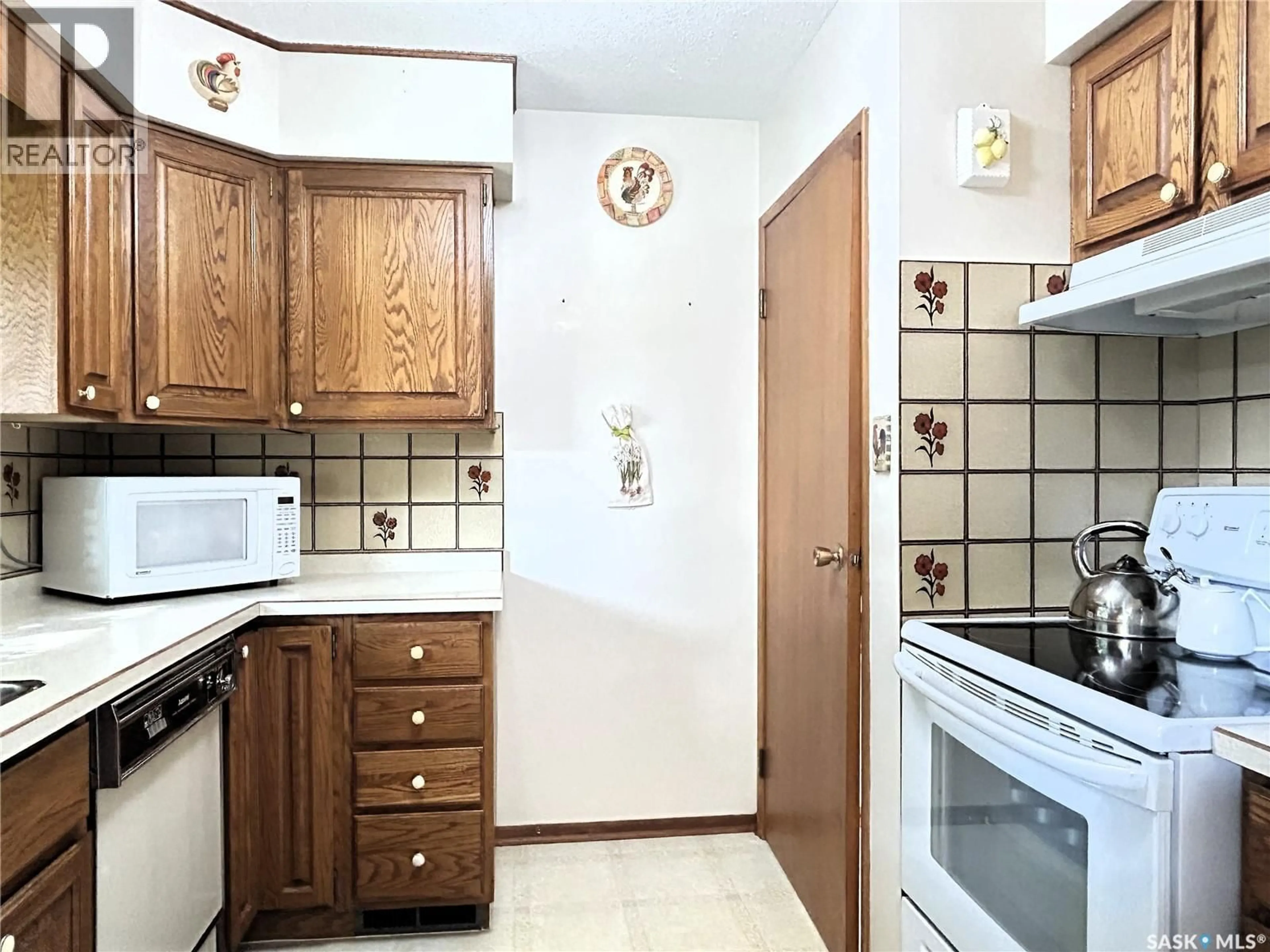 Standard kitchen, ceramic/tile floor for 1414 EAST HEIGHTS, Saskatoon Saskatchewan S7J3B3