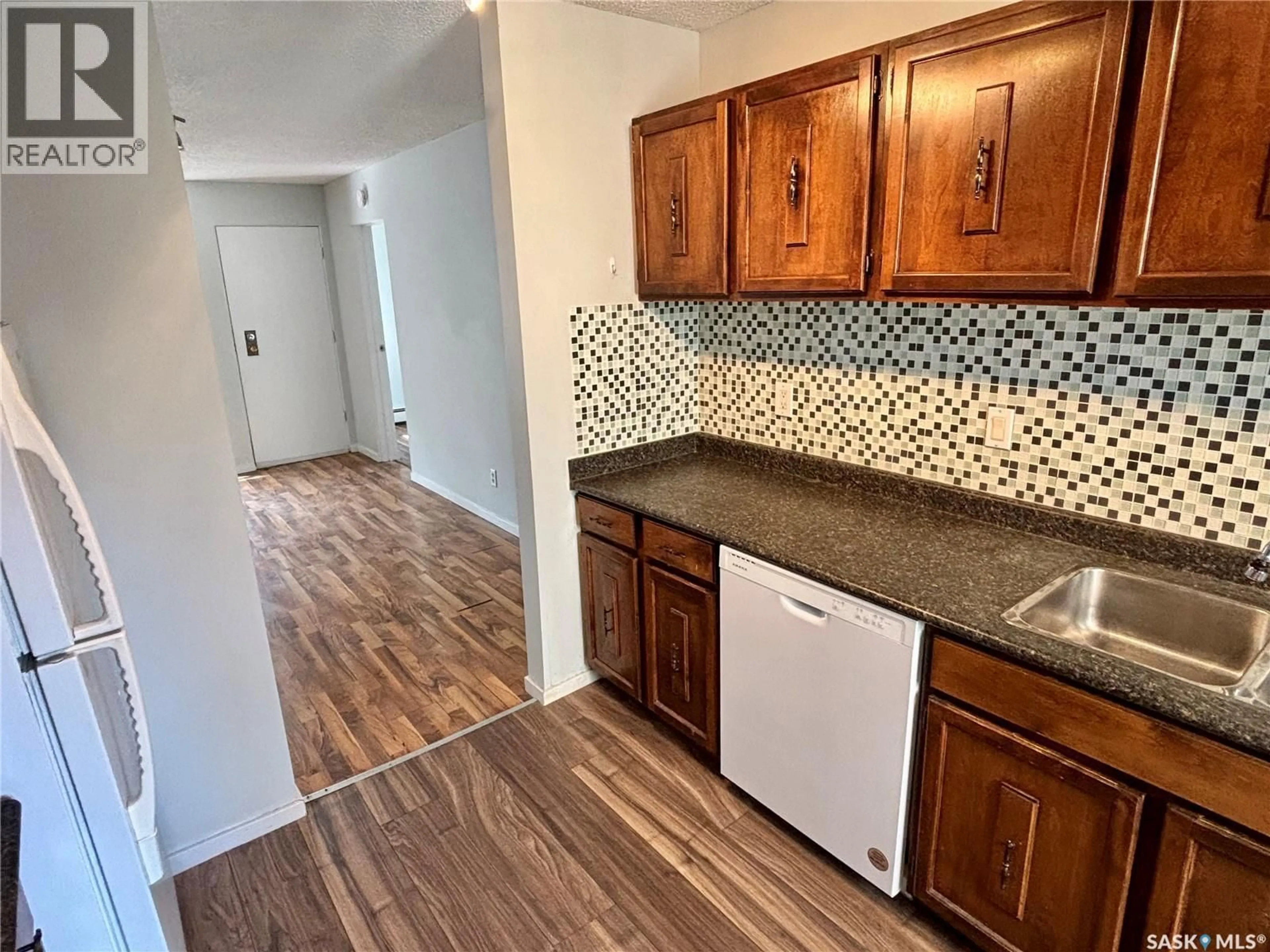 Standard kitchen, unknown for 203 - 423 4TH AVENUE, Saskatoon Saskatchewan S7K2M4