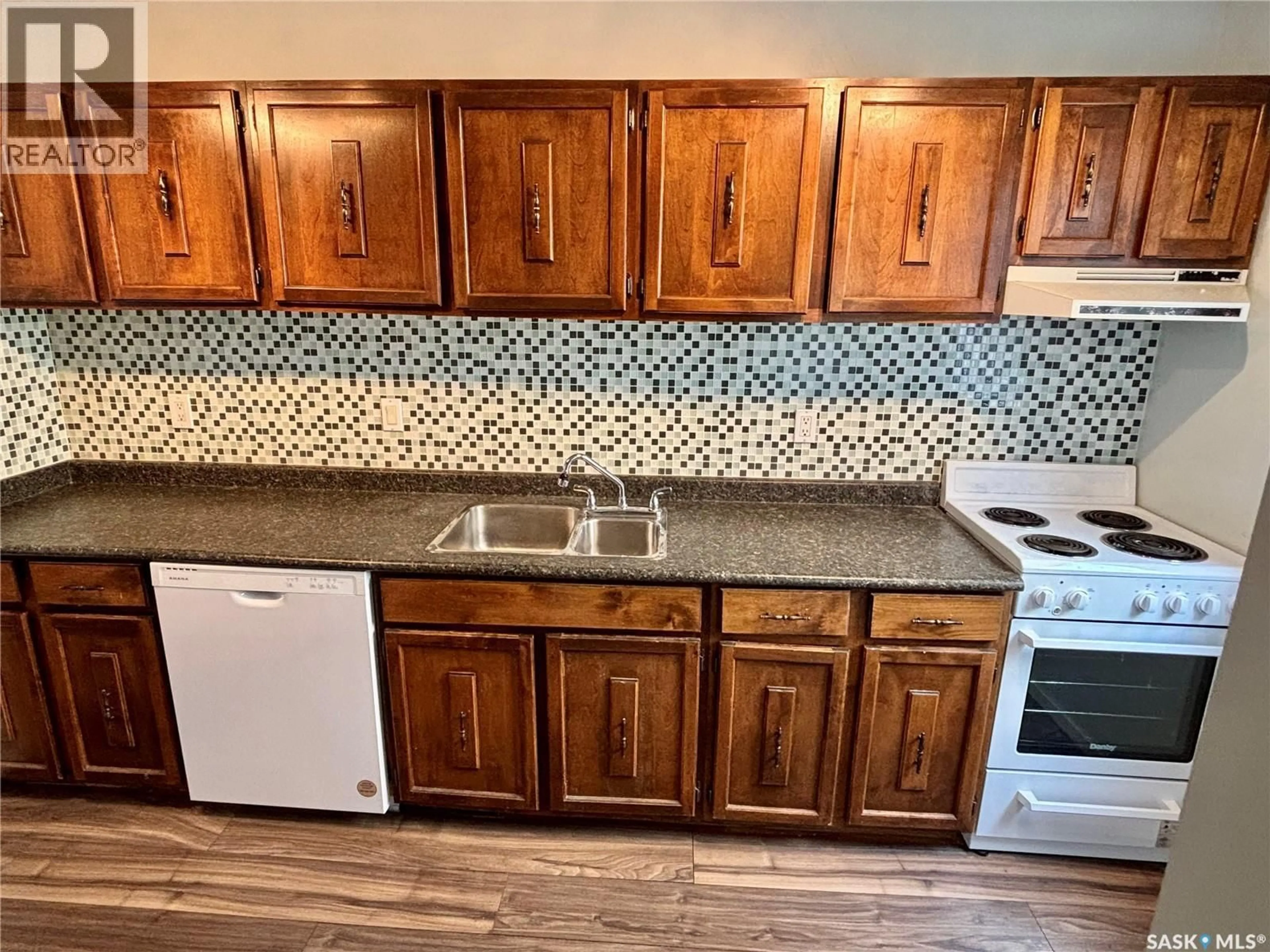 Standard kitchen, unknown for 203 - 423 4TH AVENUE, Saskatoon Saskatchewan S7K2M4