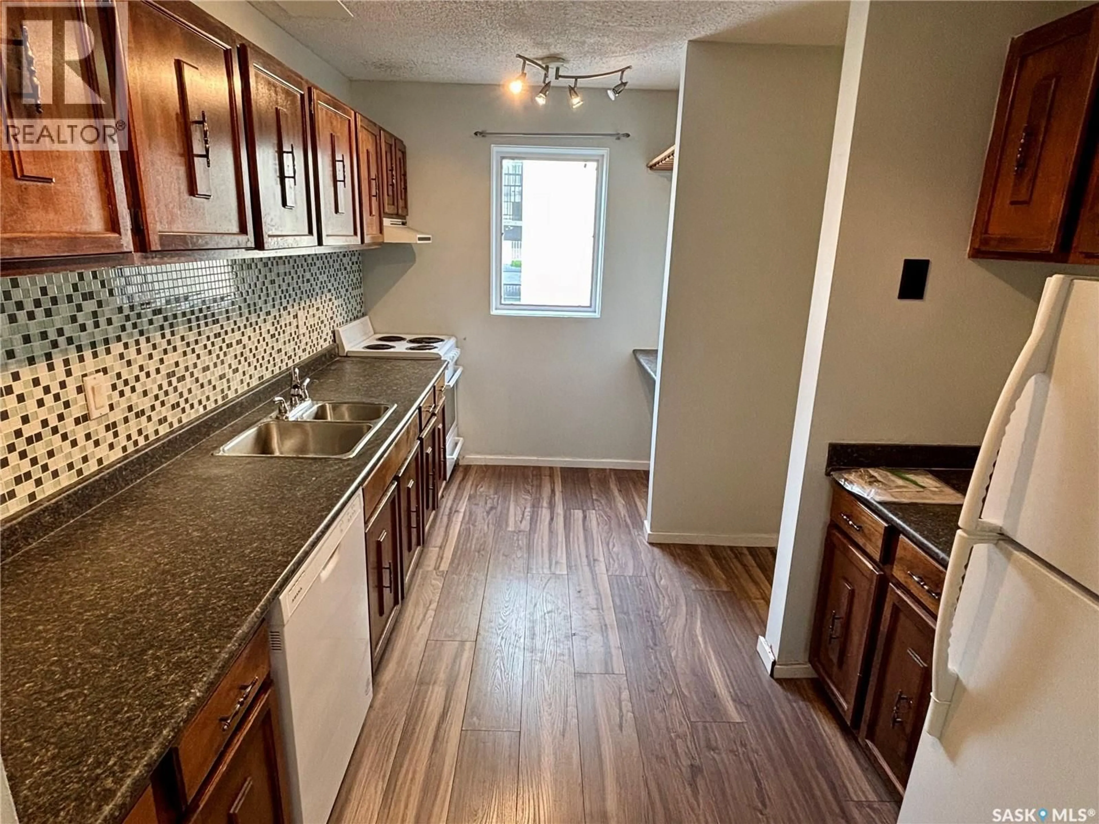 Standard kitchen, unknown for 203 - 423 4TH AVENUE, Saskatoon Saskatchewan S7K2M4
