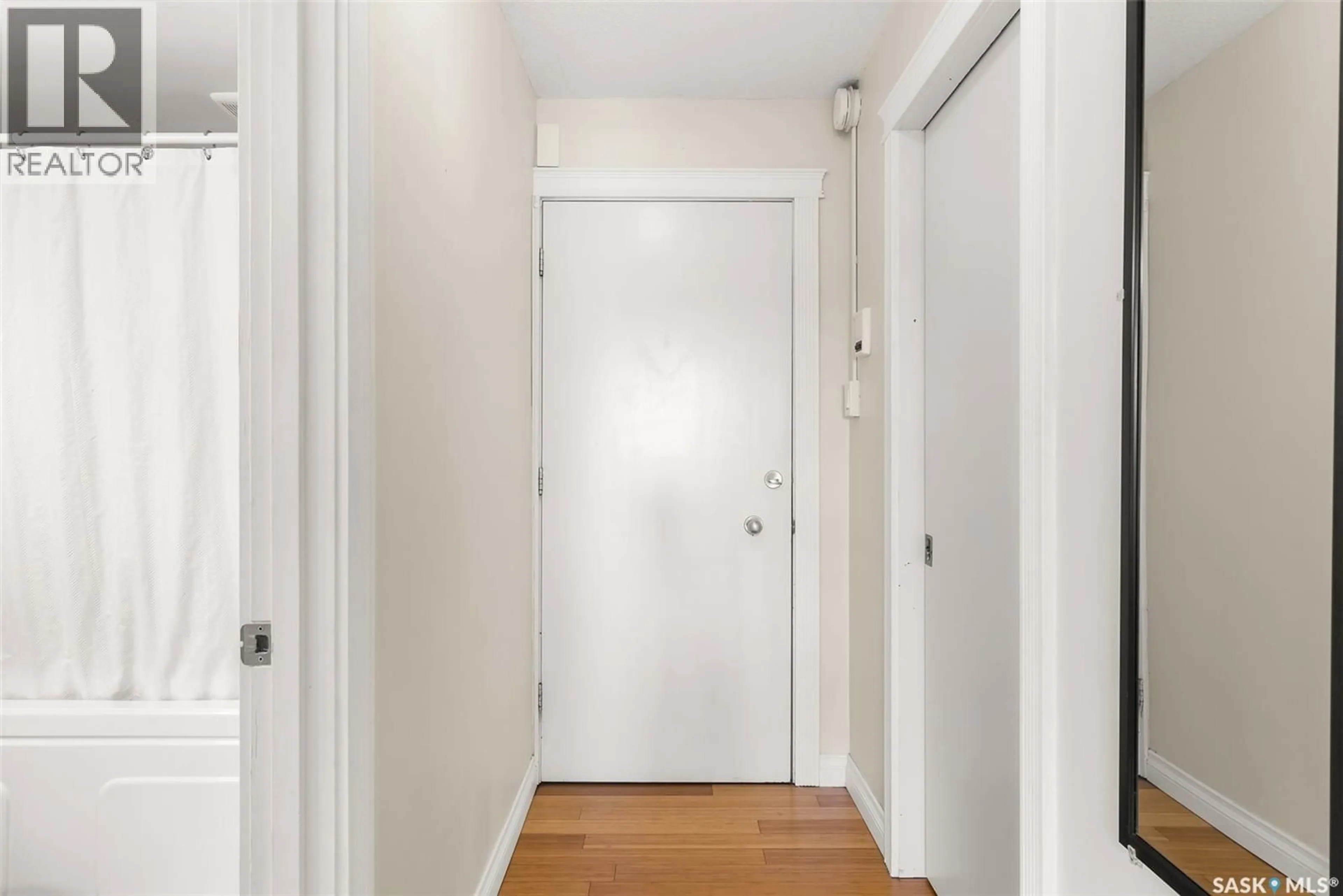 Indoor entryway for 2104 - 9 MCINTYRE STREET, Regina Saskatchewan S4P2R7