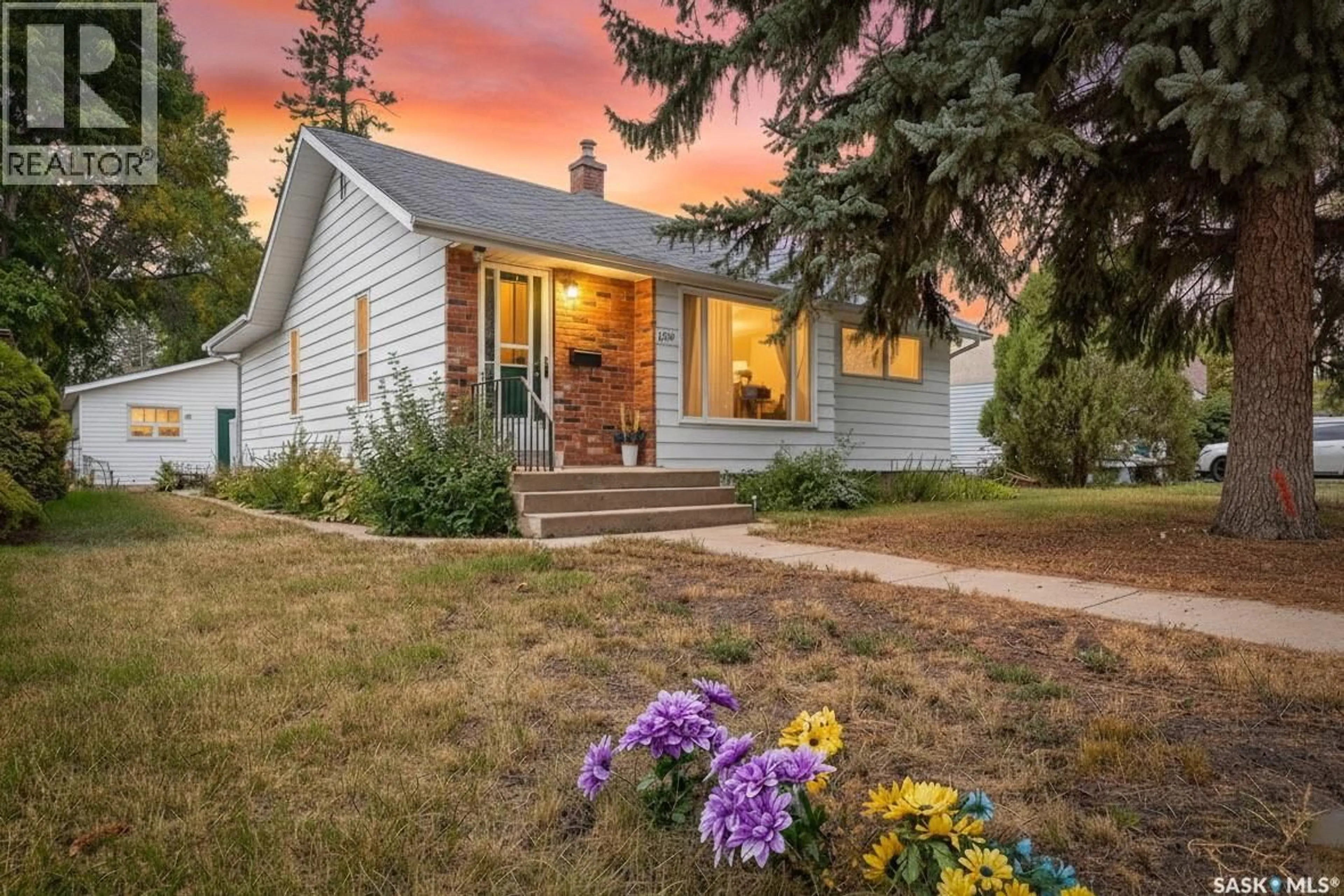 Home with vinyl exterior material, street for 1138 7TH AVENUE, Moose Jaw Saskatchewan S6H4C5