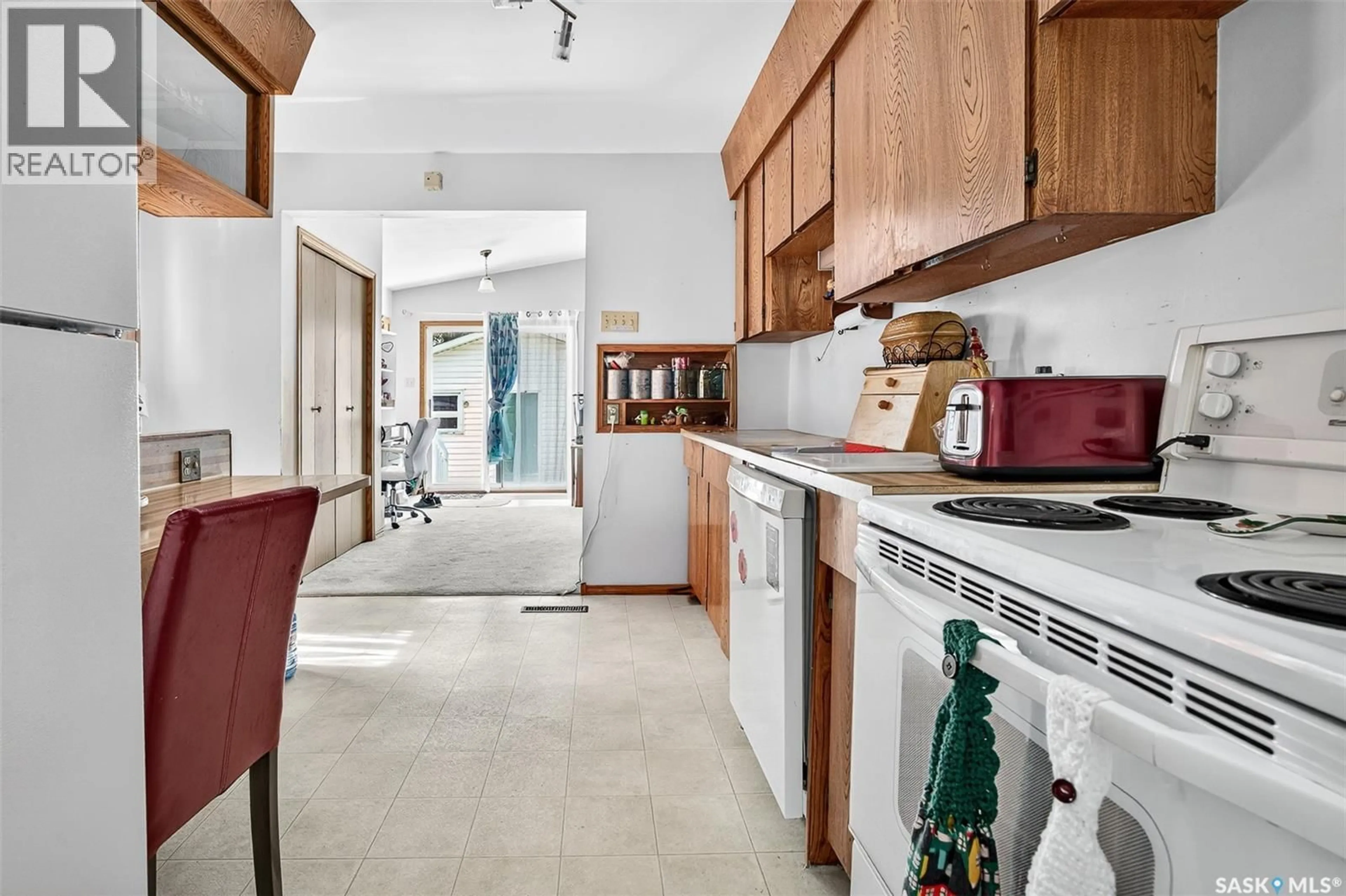 Standard kitchen, ceramic/tile floor for 1138 7TH AVENUE, Moose Jaw Saskatchewan S6H4C5