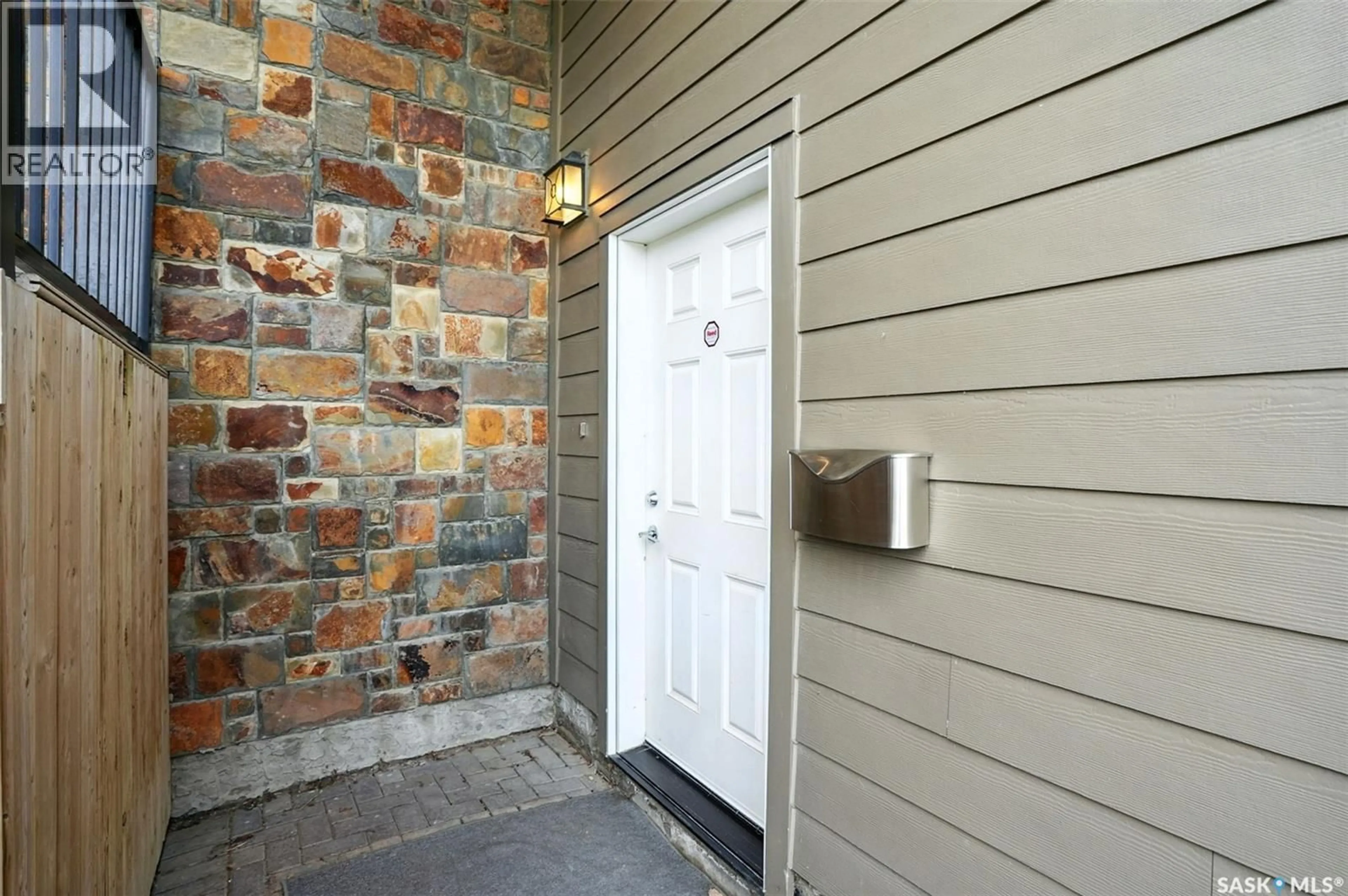 Indoor entryway for 122 ROY CRESCENT, Saskatoon Saskatchewan S7W0K9