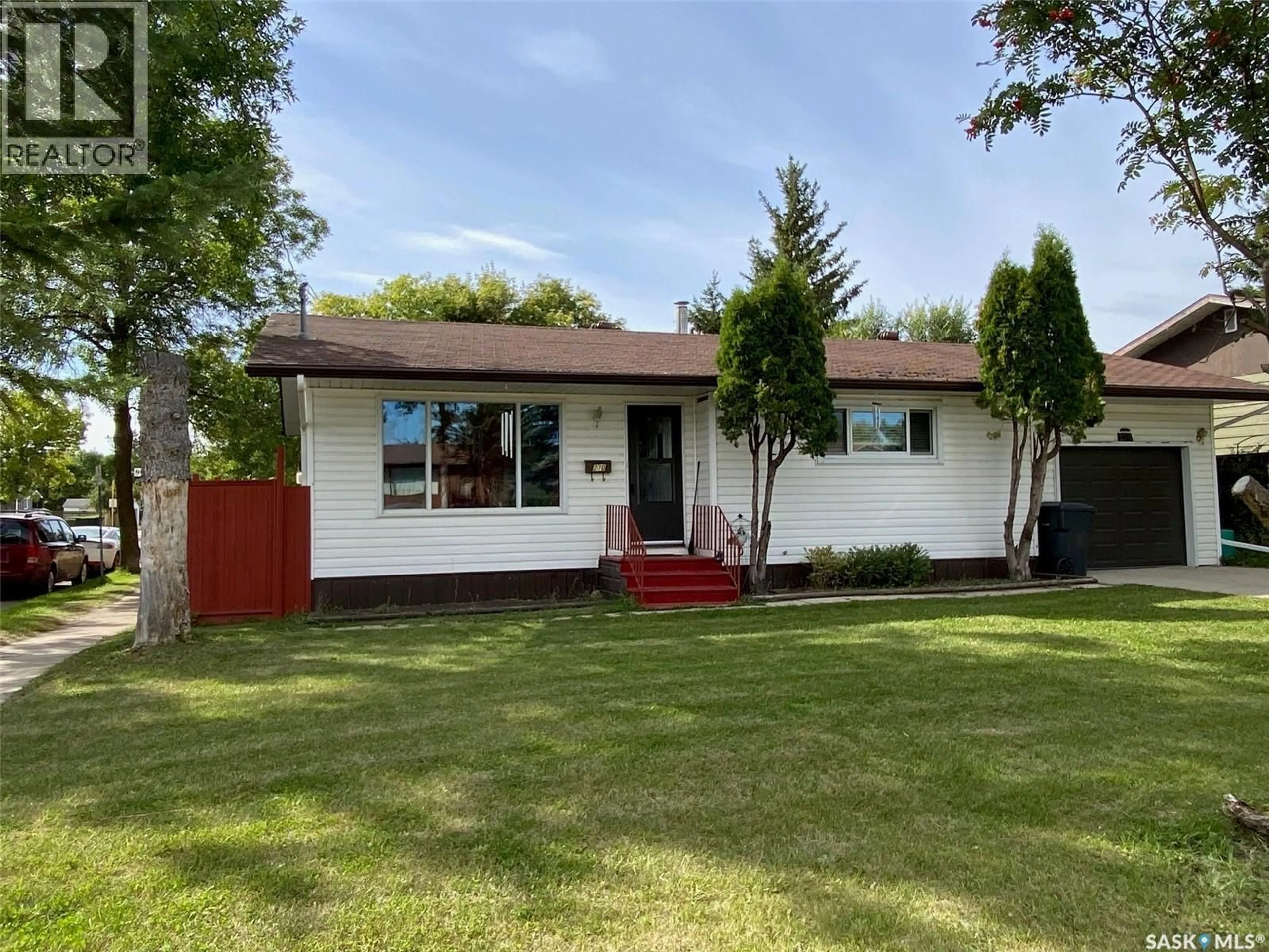 Home with vinyl exterior material, street for 270 SIXTH AVENUE, Yorkton Saskatchewan S3N0Y7