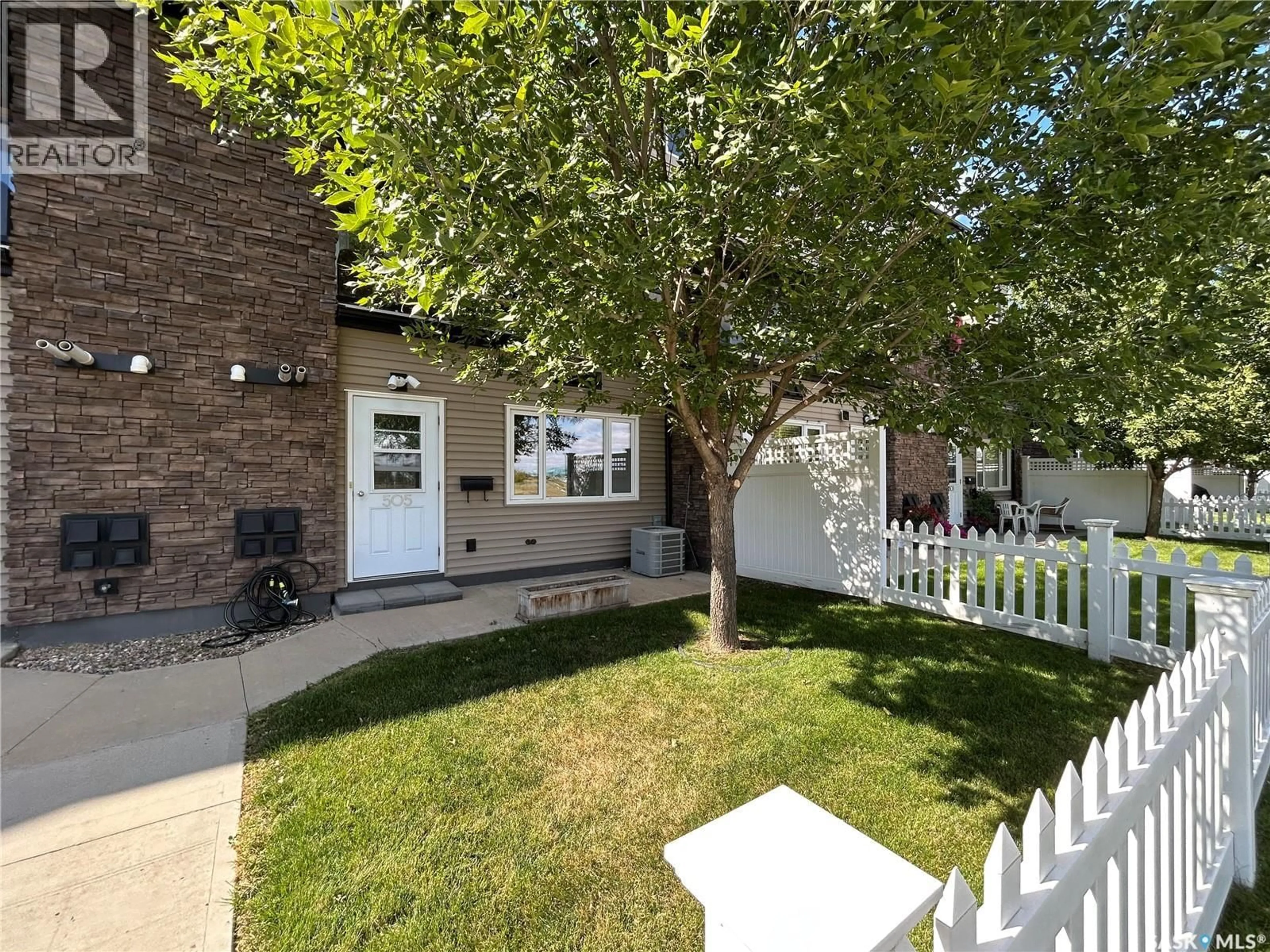 A pic from outside/outdoor area/front of a property/back of a property/a pic from drone, street for 110 - 505 SHILLINGTON CRESCENT, Saskatoon Saskatchewan S7M3Z8