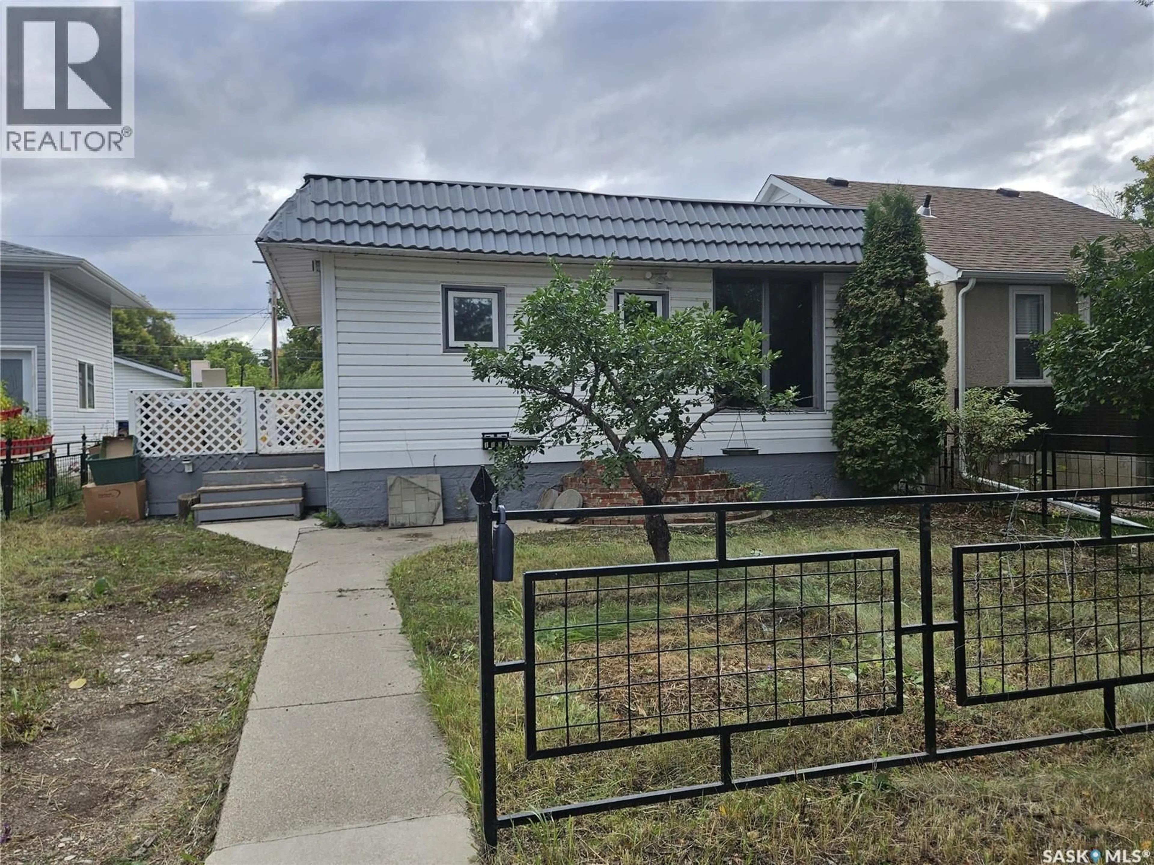 Home with vinyl exterior material, street for 1132 M AVENUE, Saskatoon Saskatchewan S7M2M2