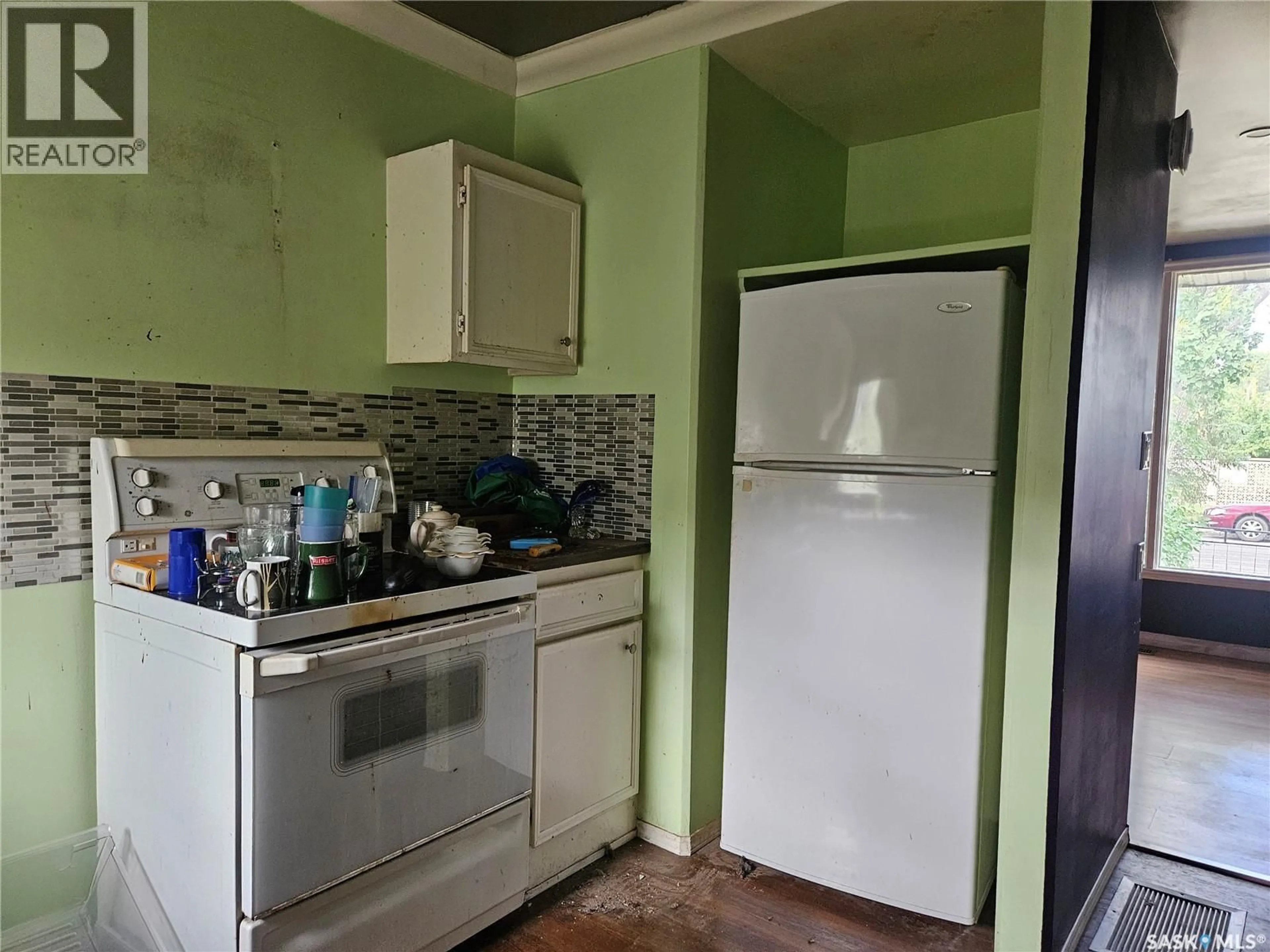 Standard kitchen, unknown for 1132 M AVENUE, Saskatoon Saskatchewan S7M2M2