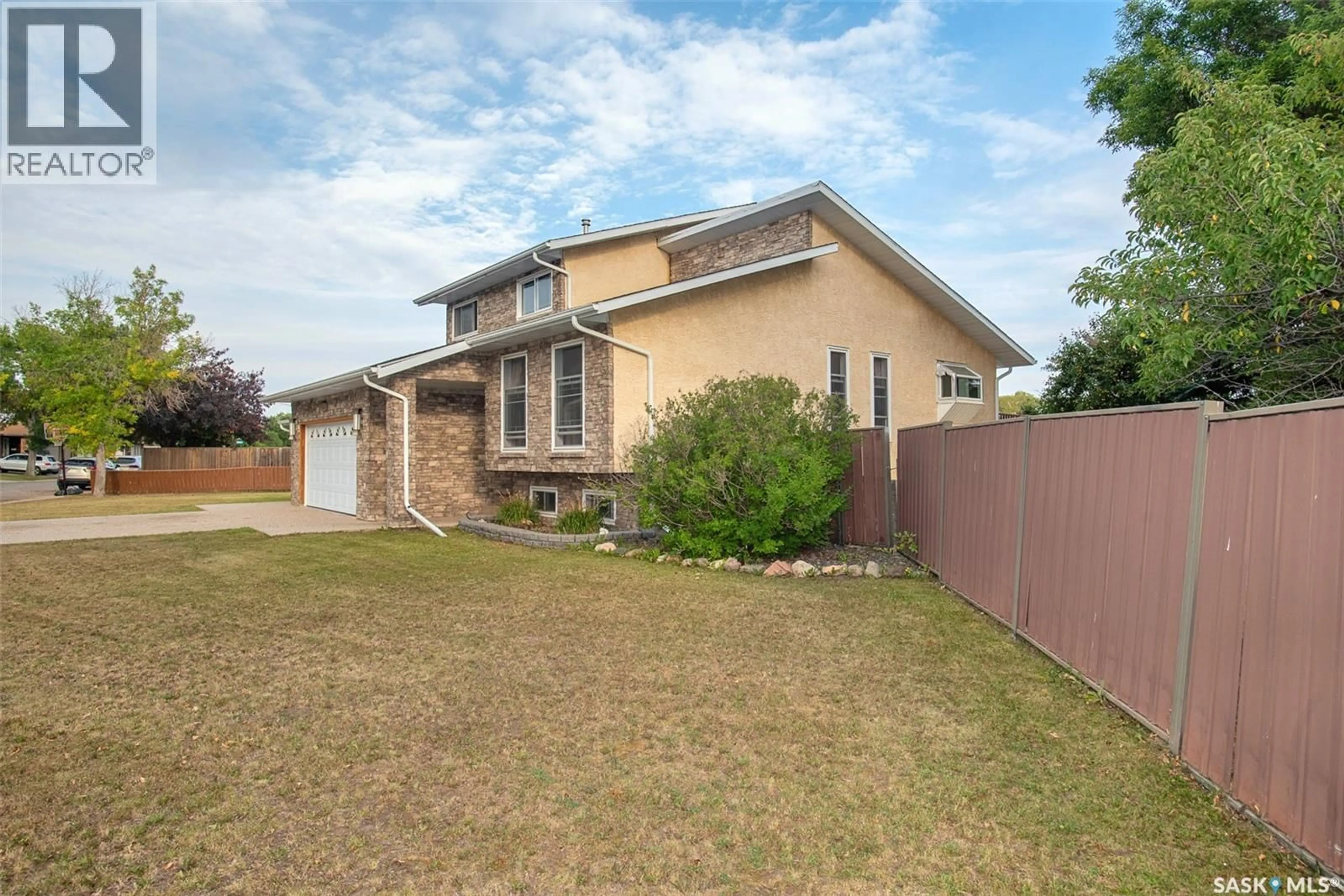 A pic from outside/outdoor area/front of a property/back of a property/a pic from drone, street for 246 WILLISTON DRIVE, Regina Saskatchewan S4X2N7