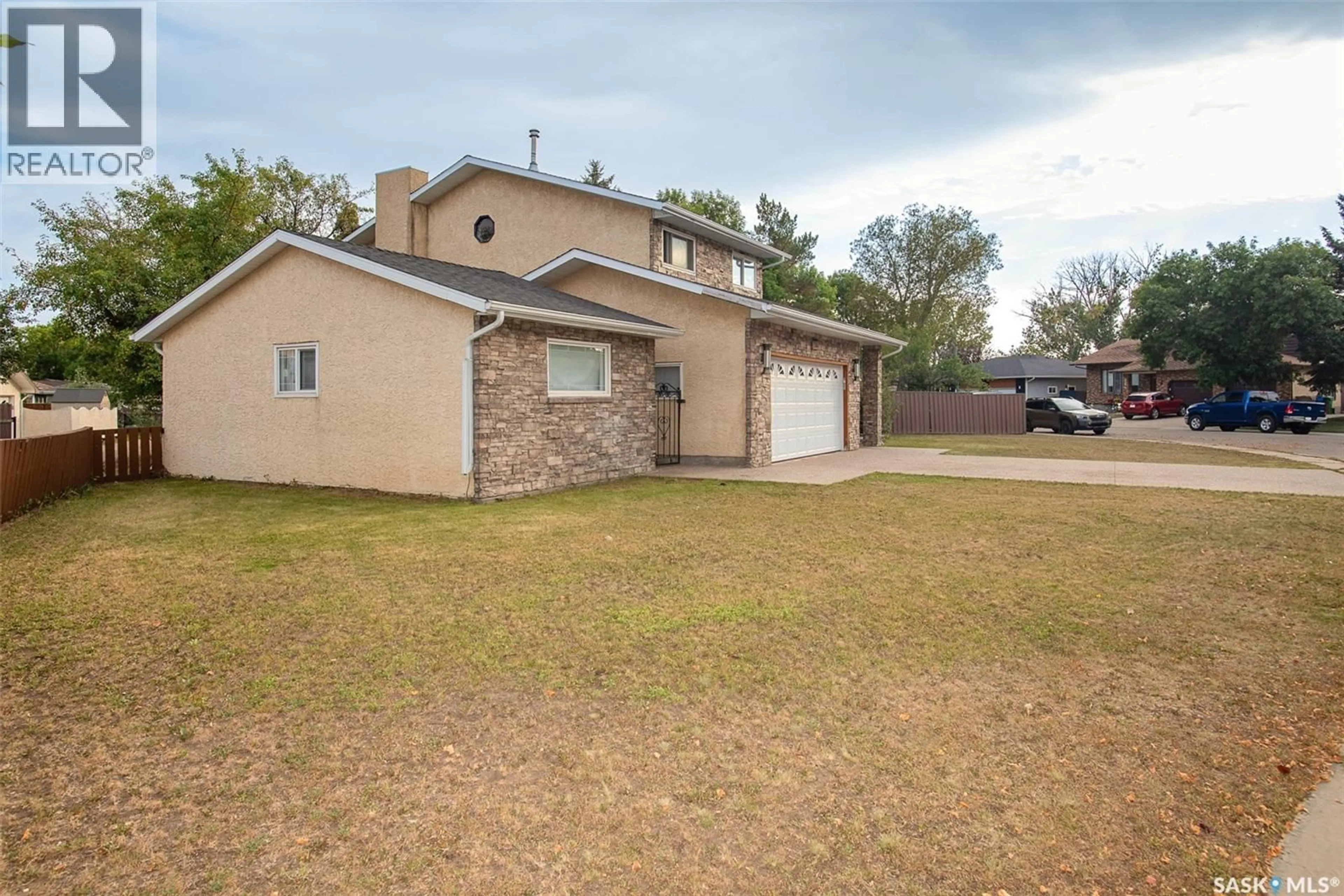 A pic from outside/outdoor area/front of a property/back of a property/a pic from drone, street for 246 WILLISTON DRIVE, Regina Saskatchewan S4X2N7