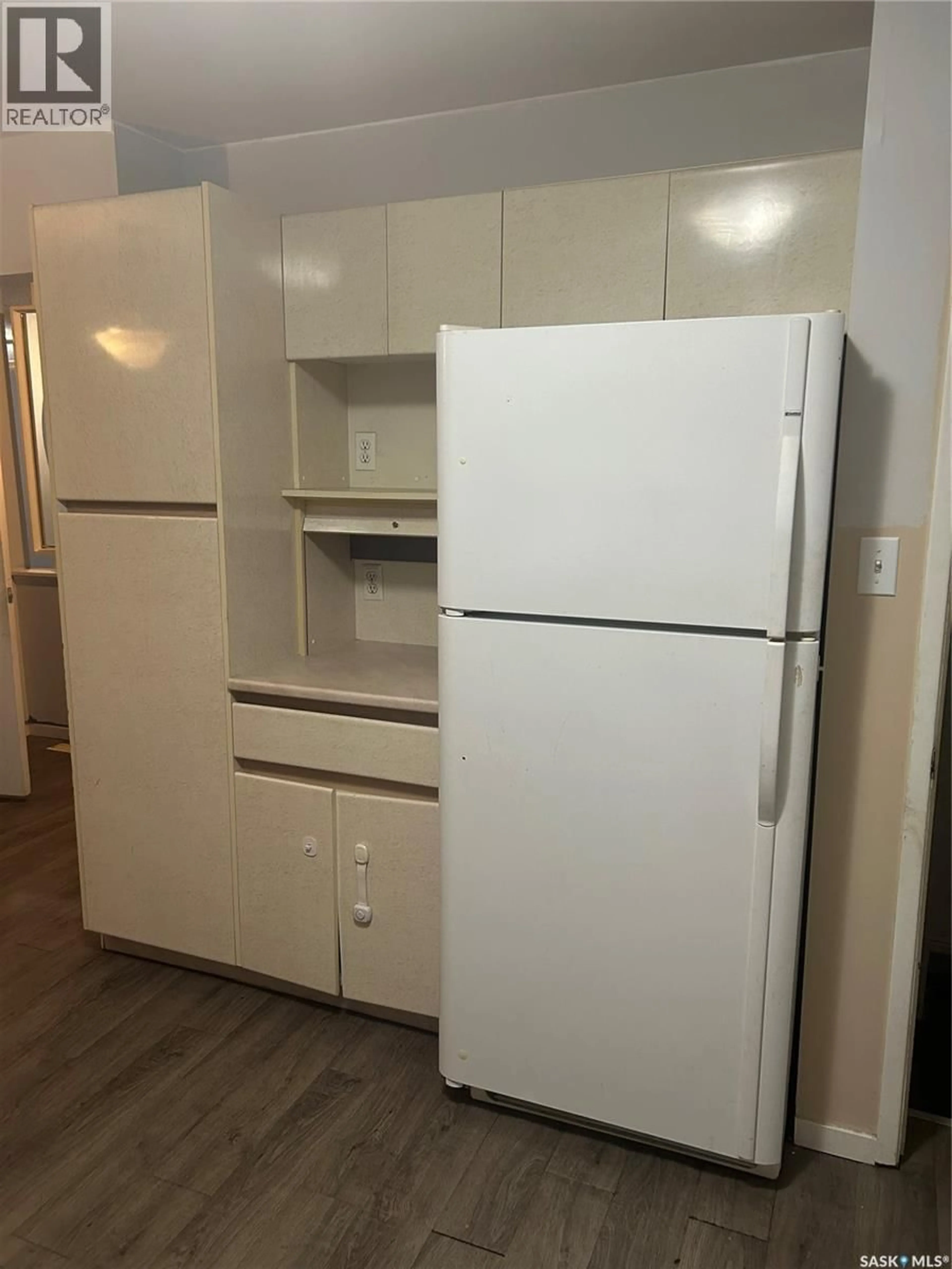 Standard kitchen, wood/laminate floor for 38 MILFORD CRESCENT, Regina Saskatchewan S4N1K7
