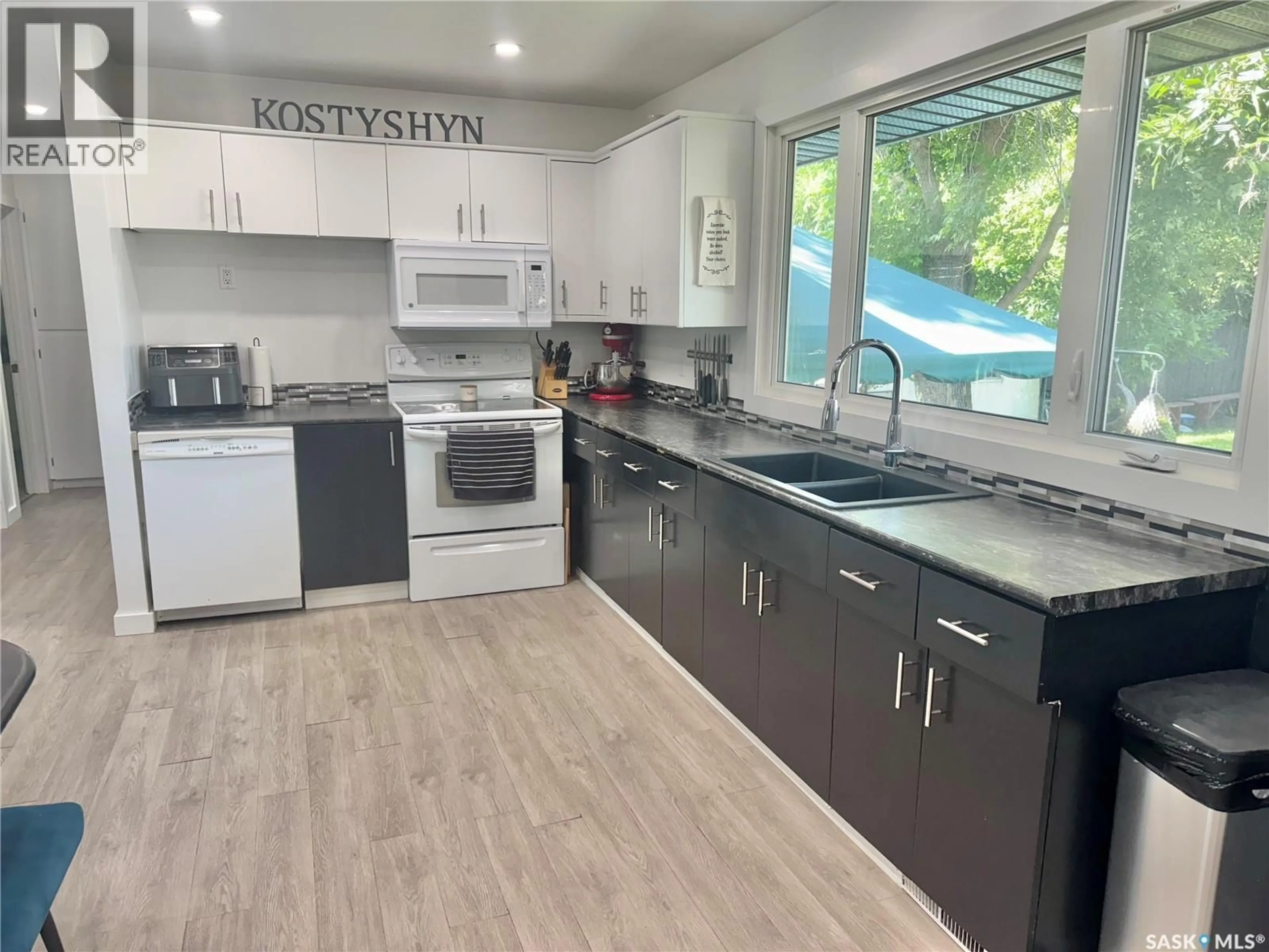Open concept kitchen, wood/laminate floor for 348 8TH AVENUE, Melville Saskatchewan S0A2P0