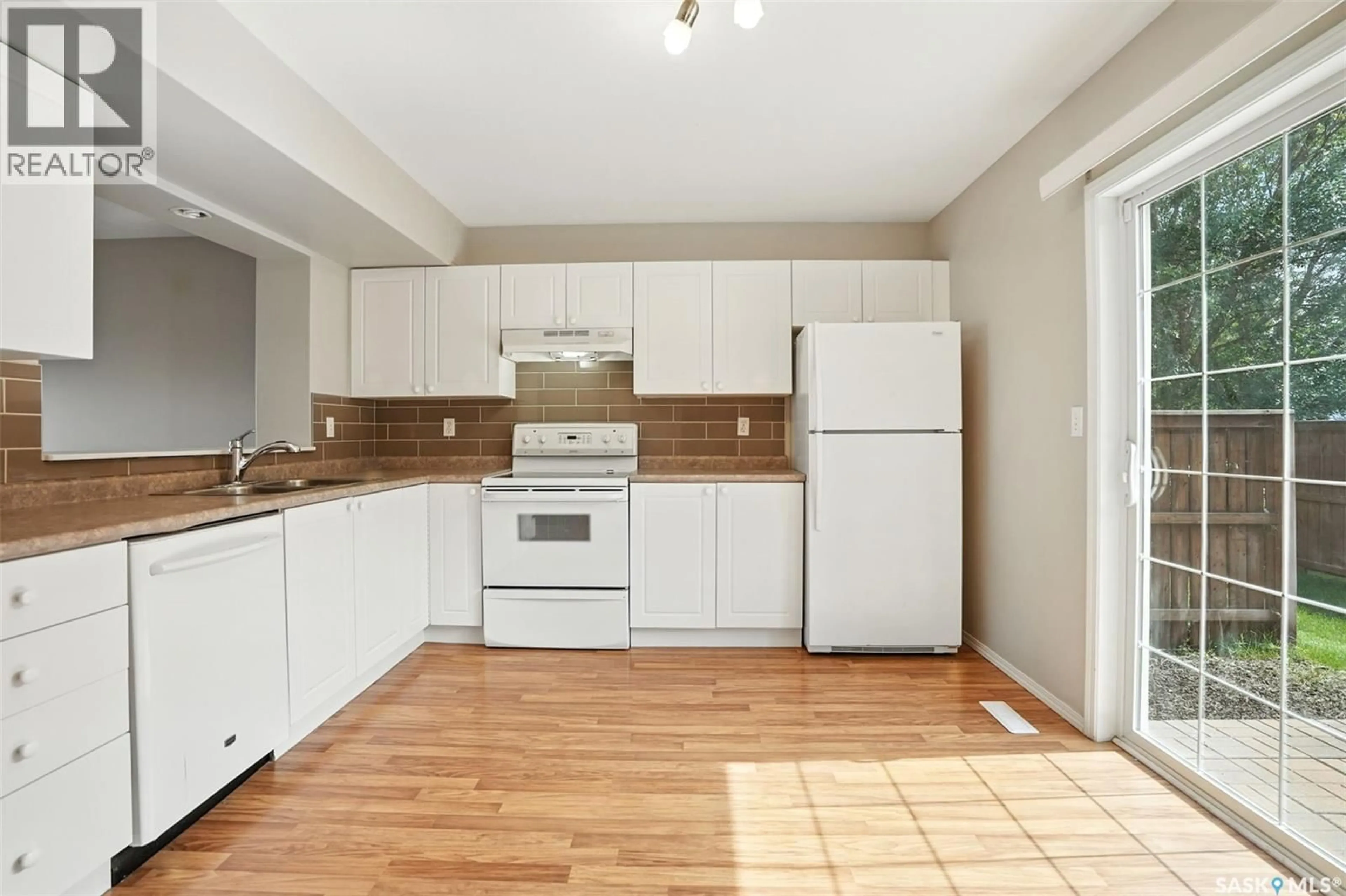 Standard kitchen, wood/laminate floor for 815 - 105 KRISTJANSON ROAD, Saskatoon Saskatchewan S7S1M6