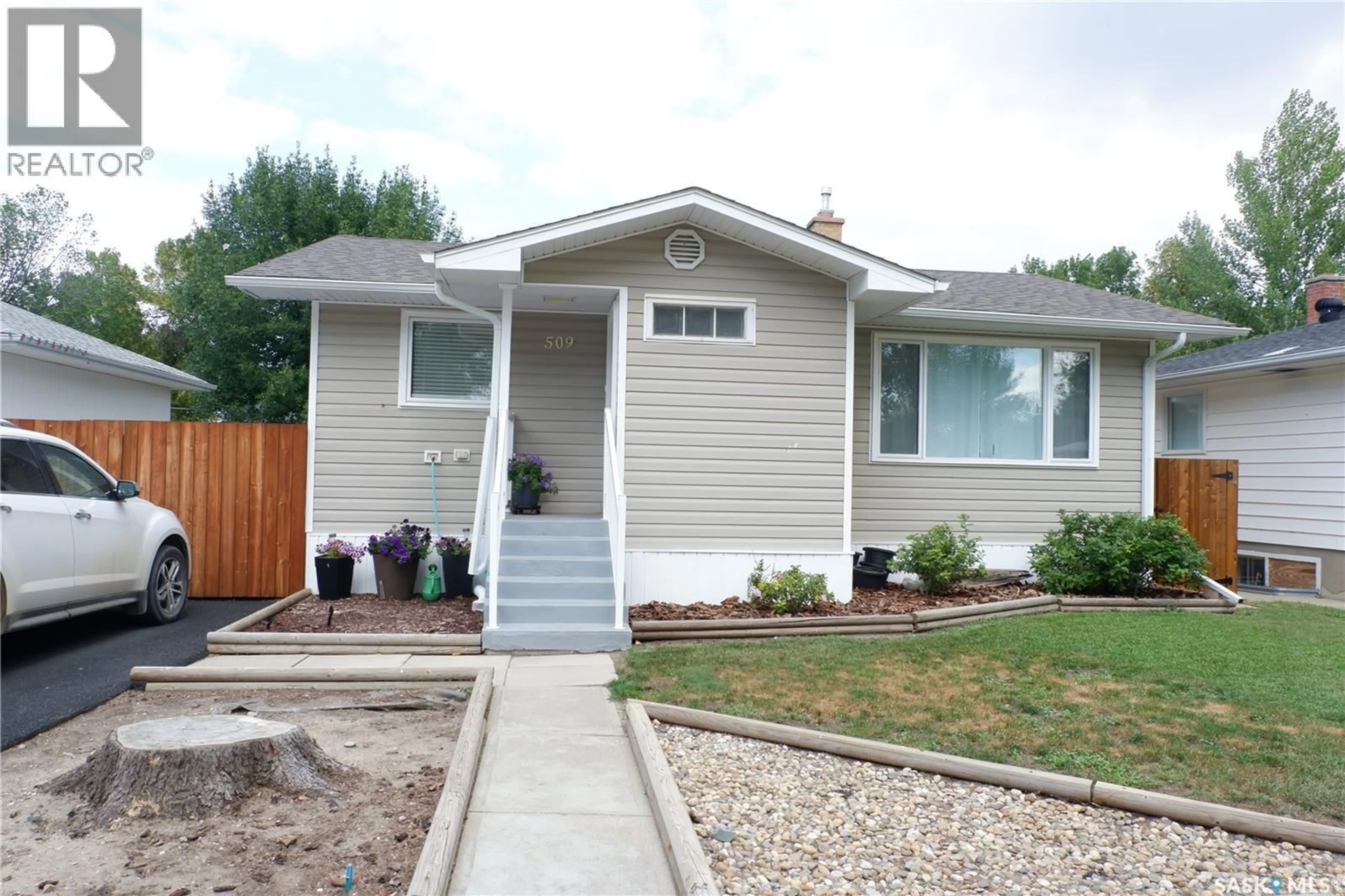 Home with vinyl exterior material, street for 509 4TH AVENUE, Assiniboia Saskatchewan S0H0B0