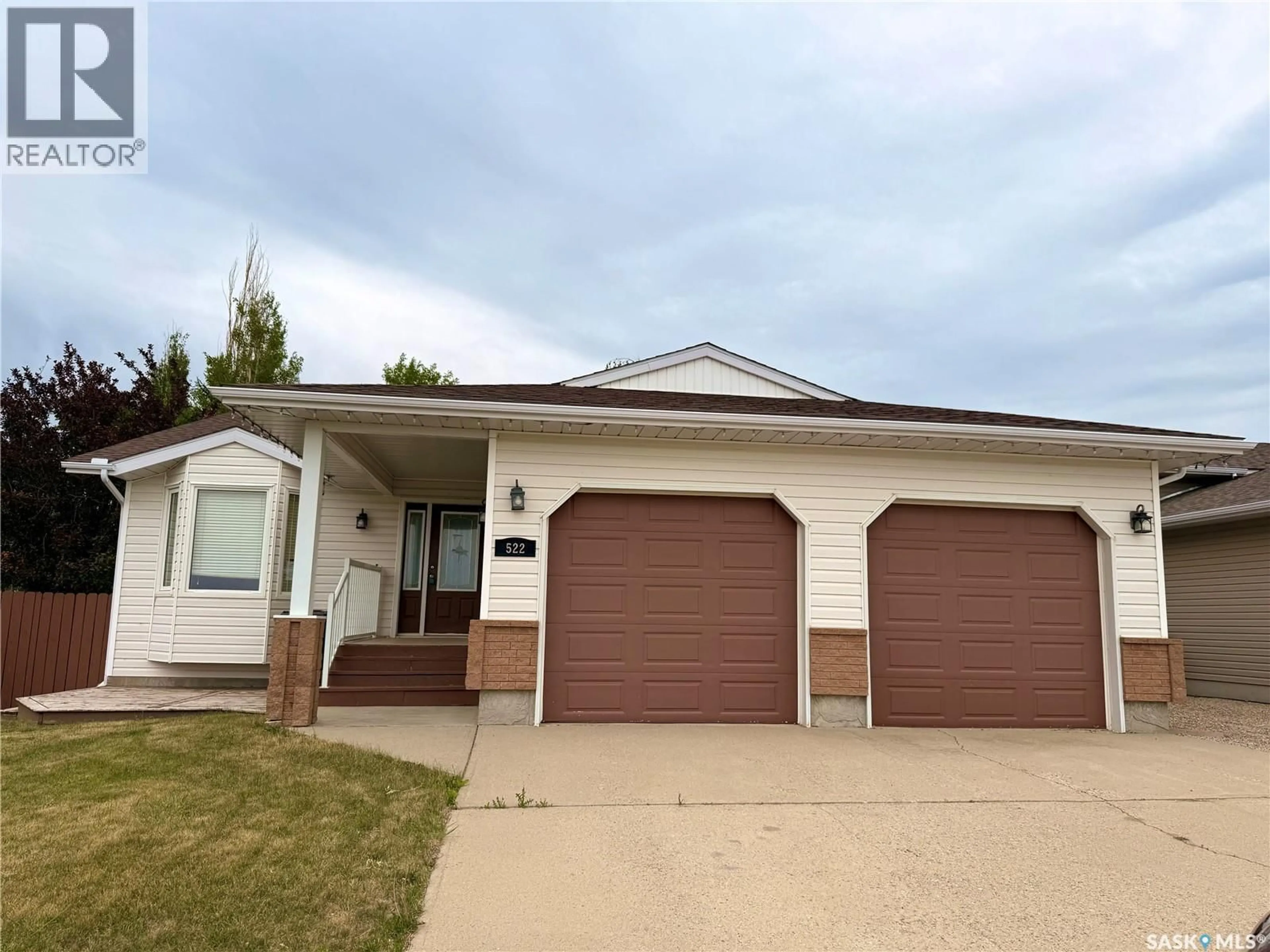 Home with vinyl exterior material, street for 522 BATTLEFORD TRAIL, Swift Current Saskatchewan S9H5C6