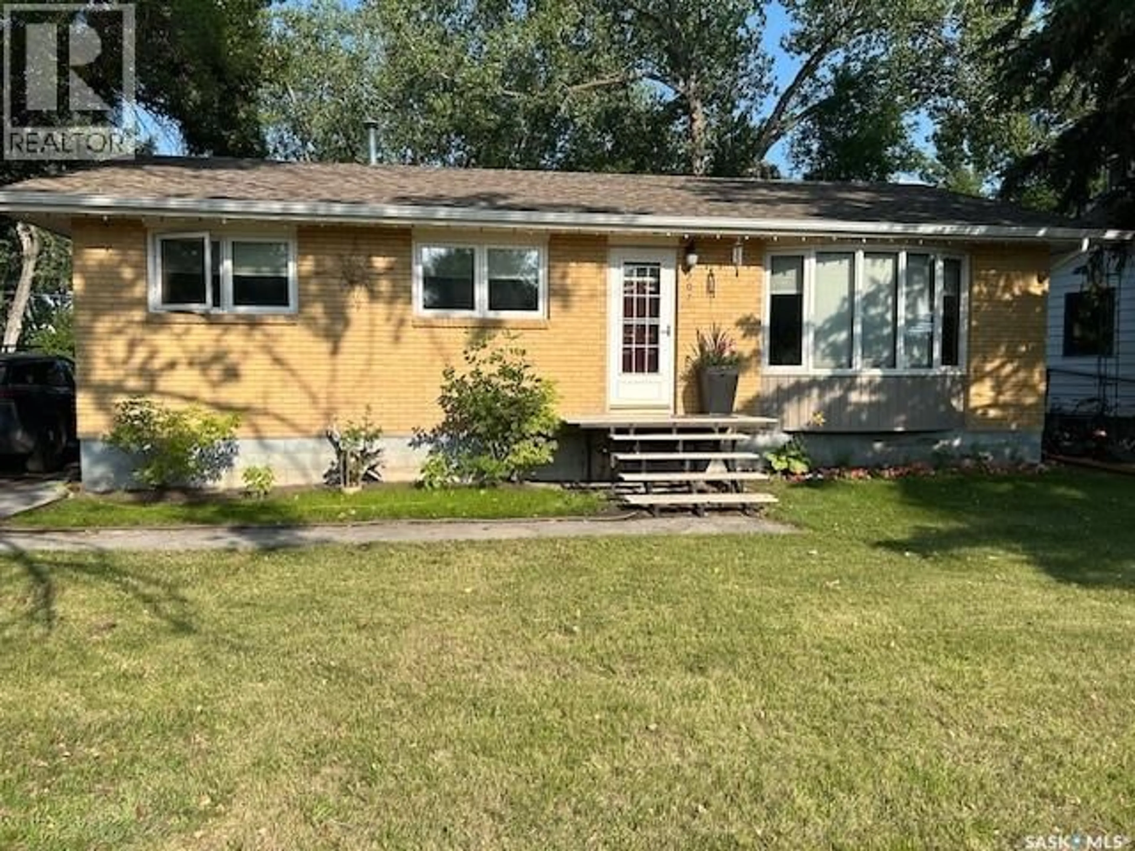 Home with vinyl exterior material, unknown for 307 1ST STREET, Carnduff Saskatchewan S0C0S0