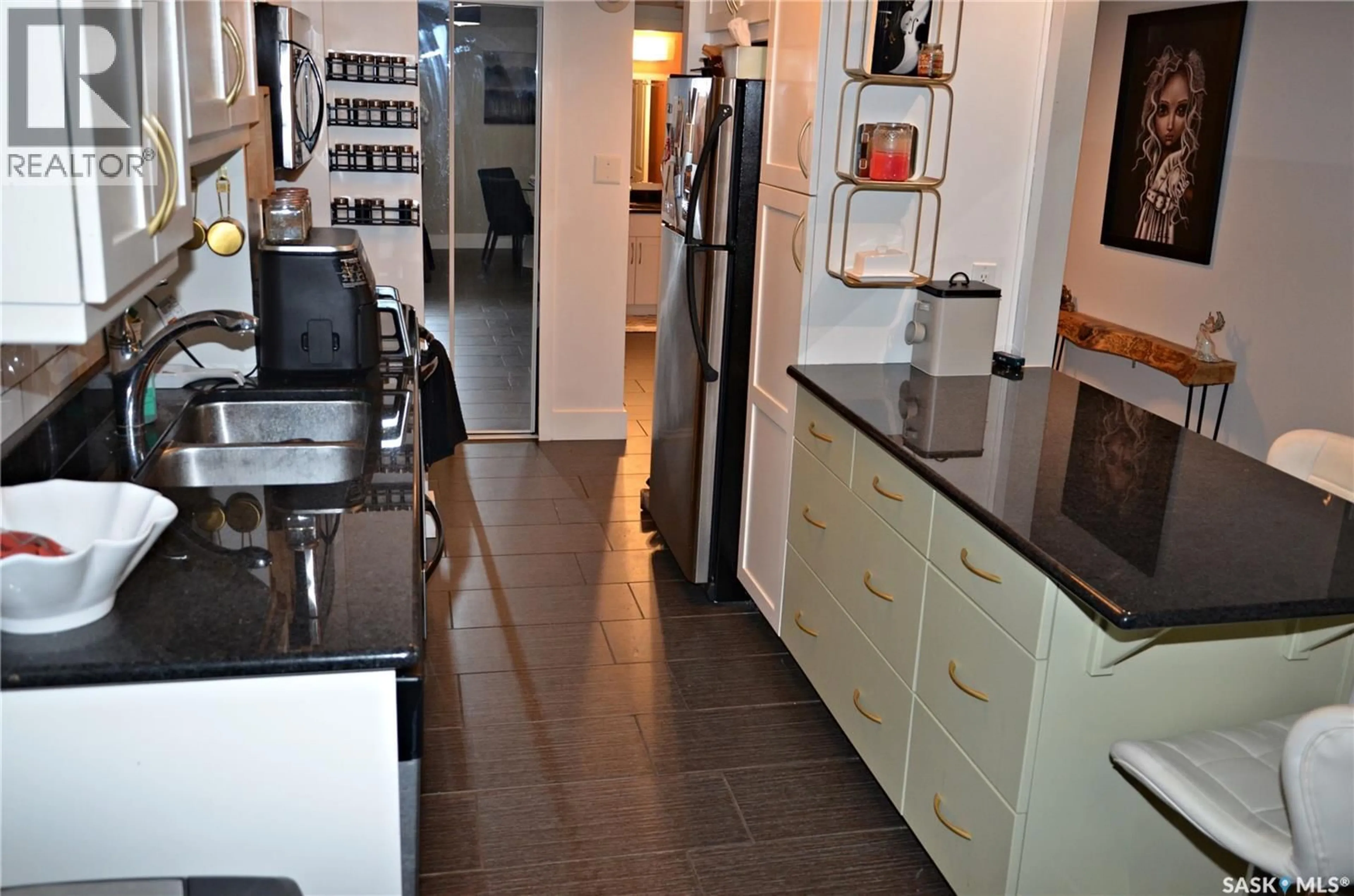 Standard kitchen, ceramic/tile floor for 320 - 308 5TH AVENUE, Saskatoon Saskatchewan S7K2P5