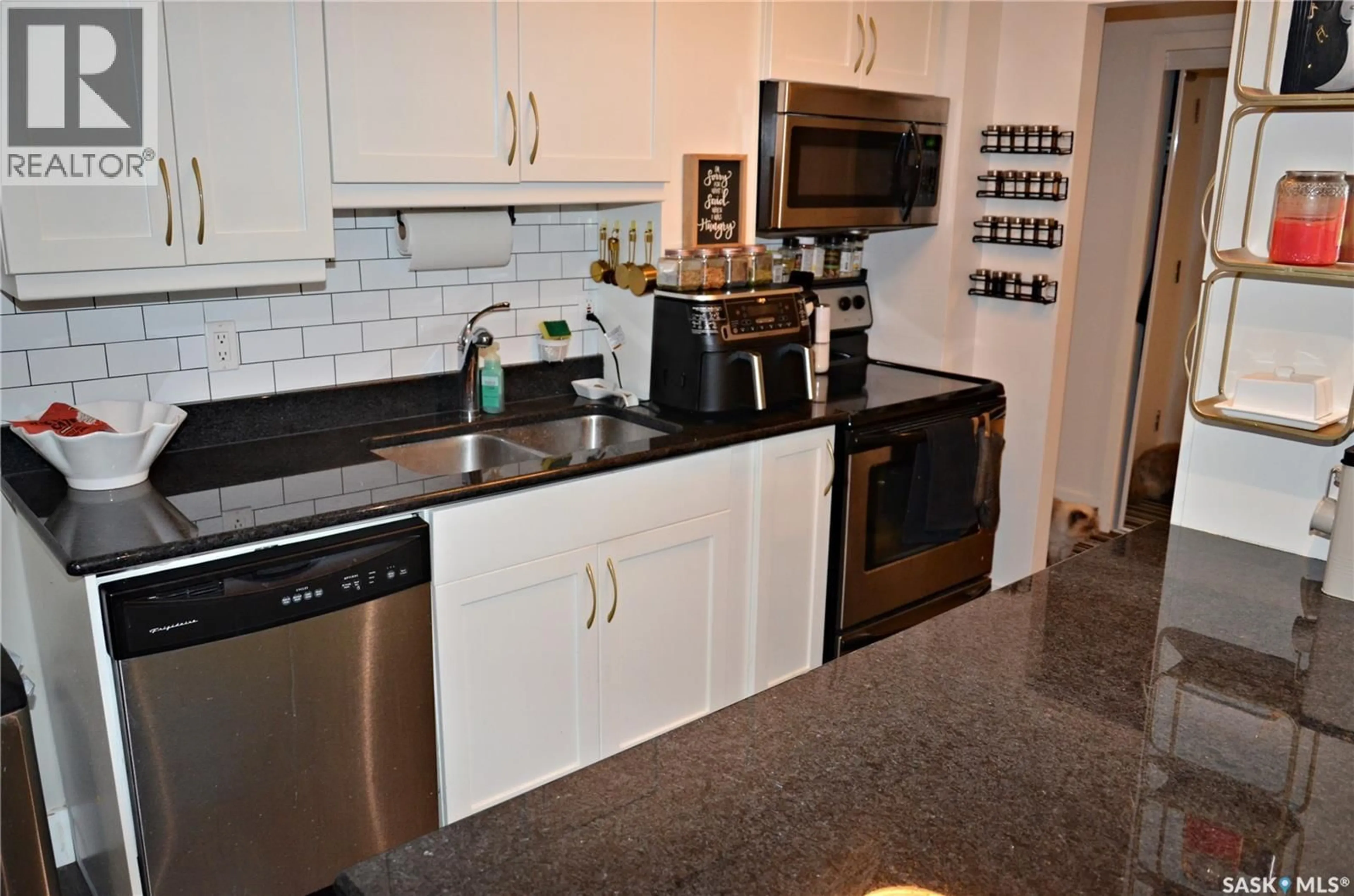 Standard kitchen, ceramic/tile floor for 320 - 308 5TH AVENUE, Saskatoon Saskatchewan S7K2P5