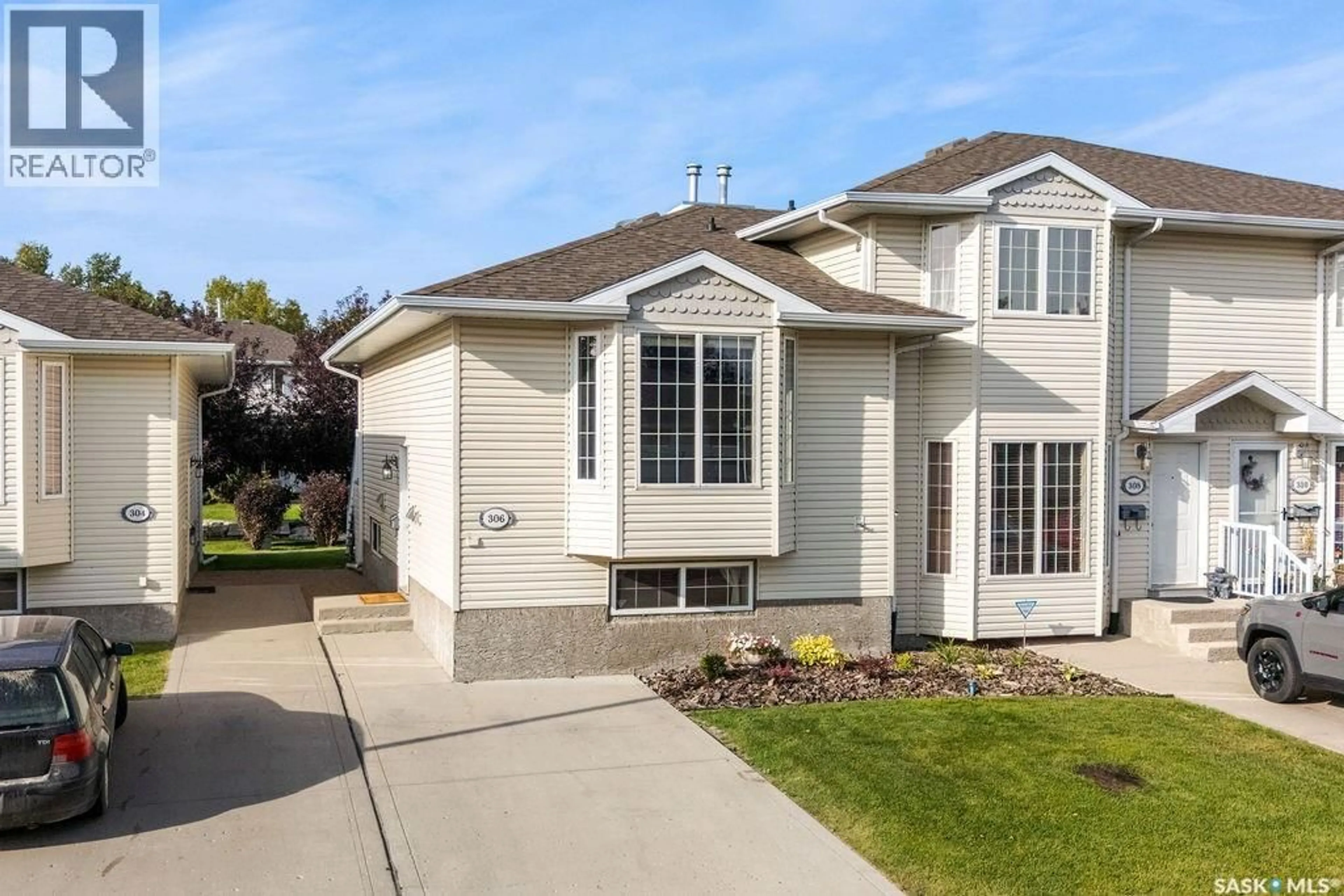 Home with vinyl exterior material, street for 306 MOUNT ROYAL PLACE, Regina Saskatchewan S4T7X9