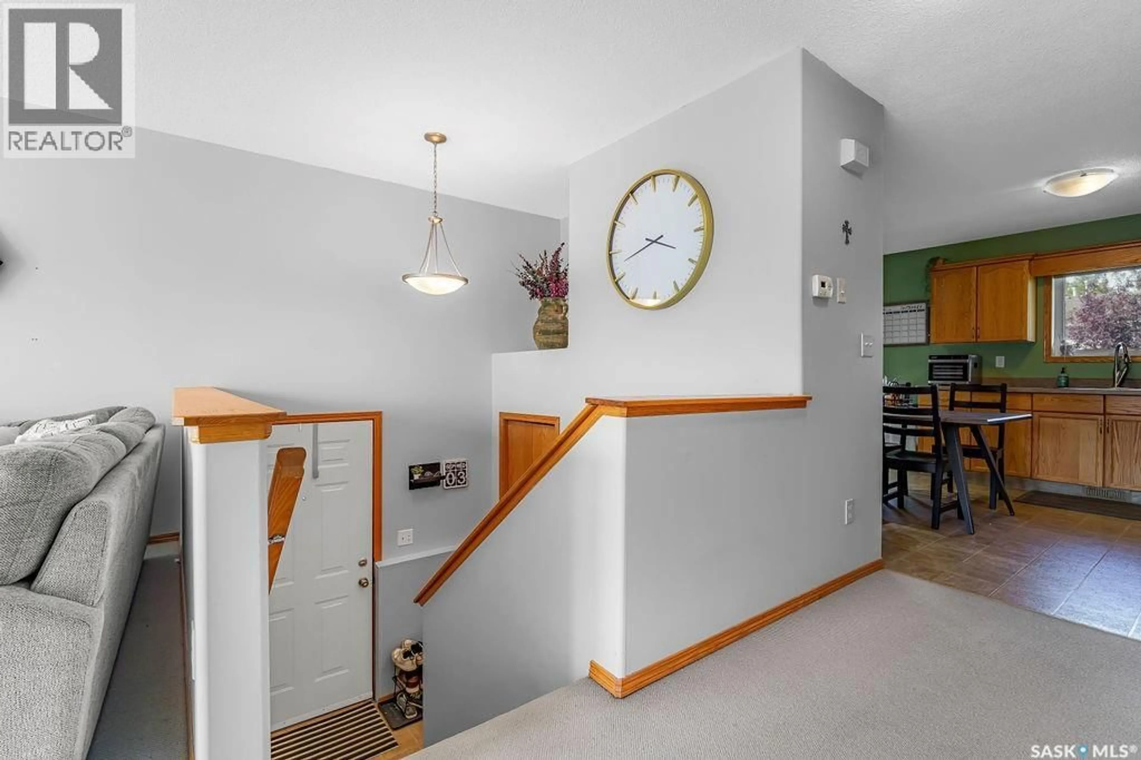 Indoor foyer for 306 MOUNT ROYAL PLACE, Regina Saskatchewan S4T7X9
