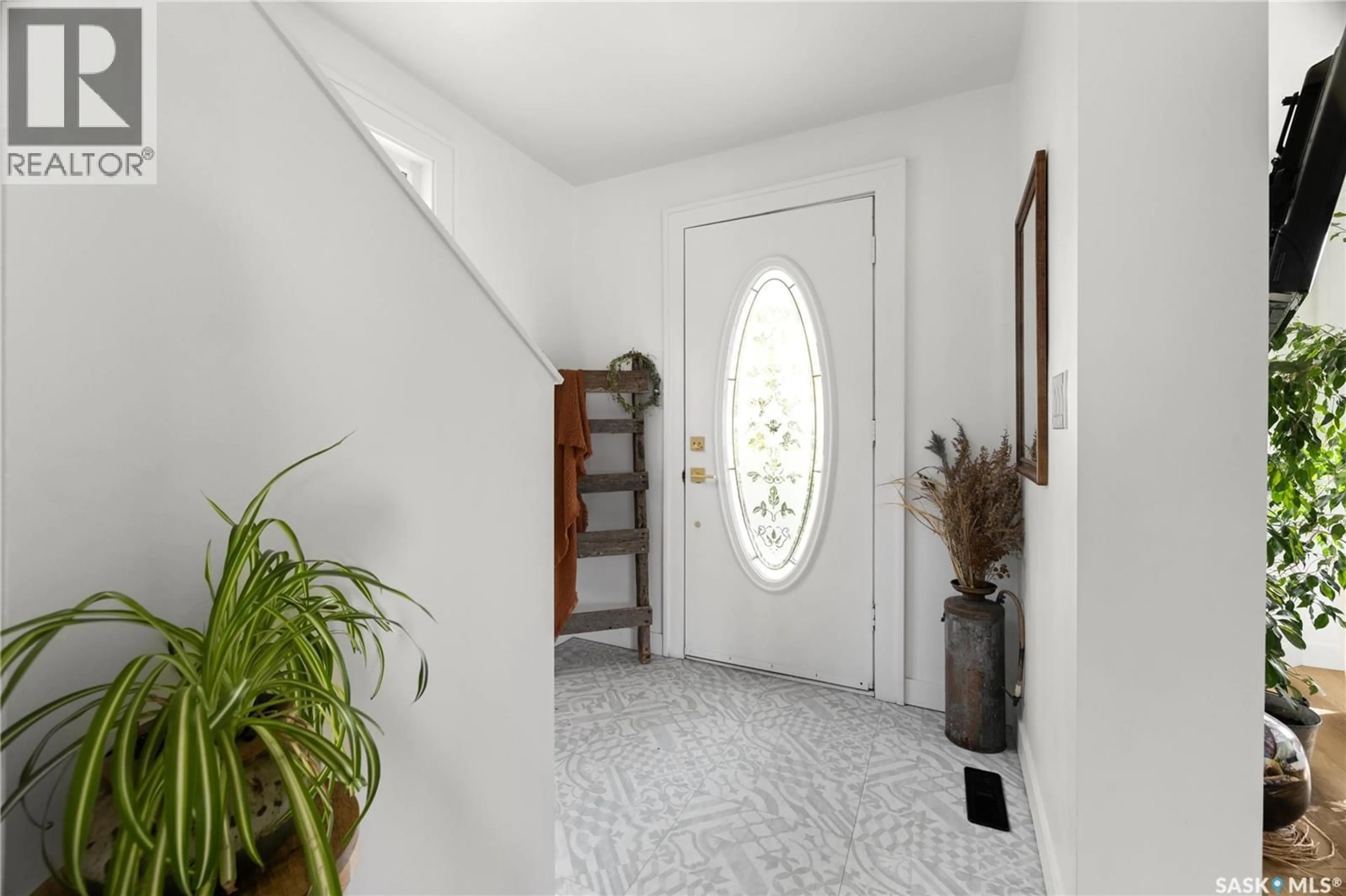 Indoor entryway for 2072 PRINCESS STREET, Regina Saskatchewan S4T3Z4