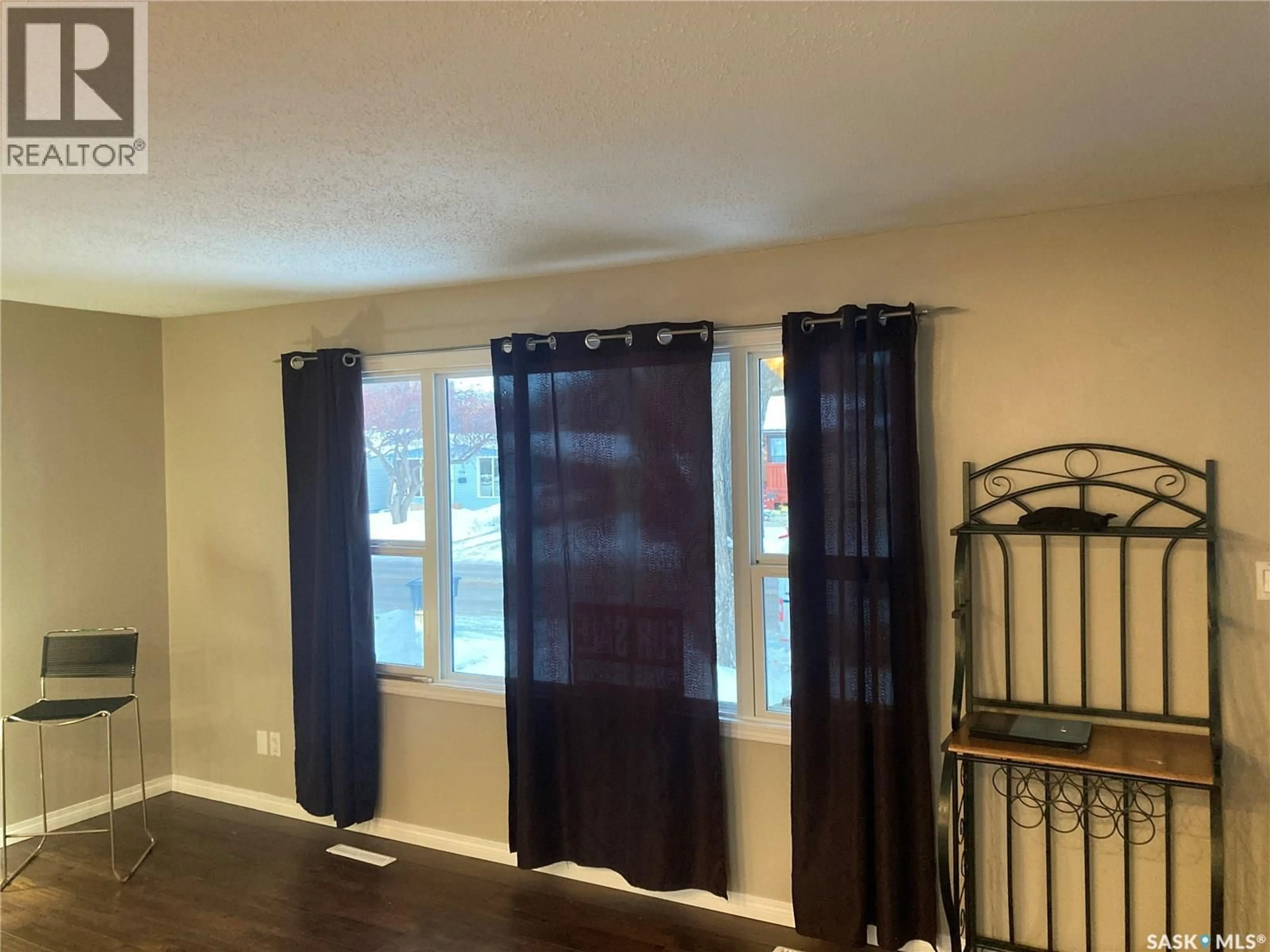 A pic of a room for 325 W AVENUE, Saskatoon Saskatchewan S7K1N3