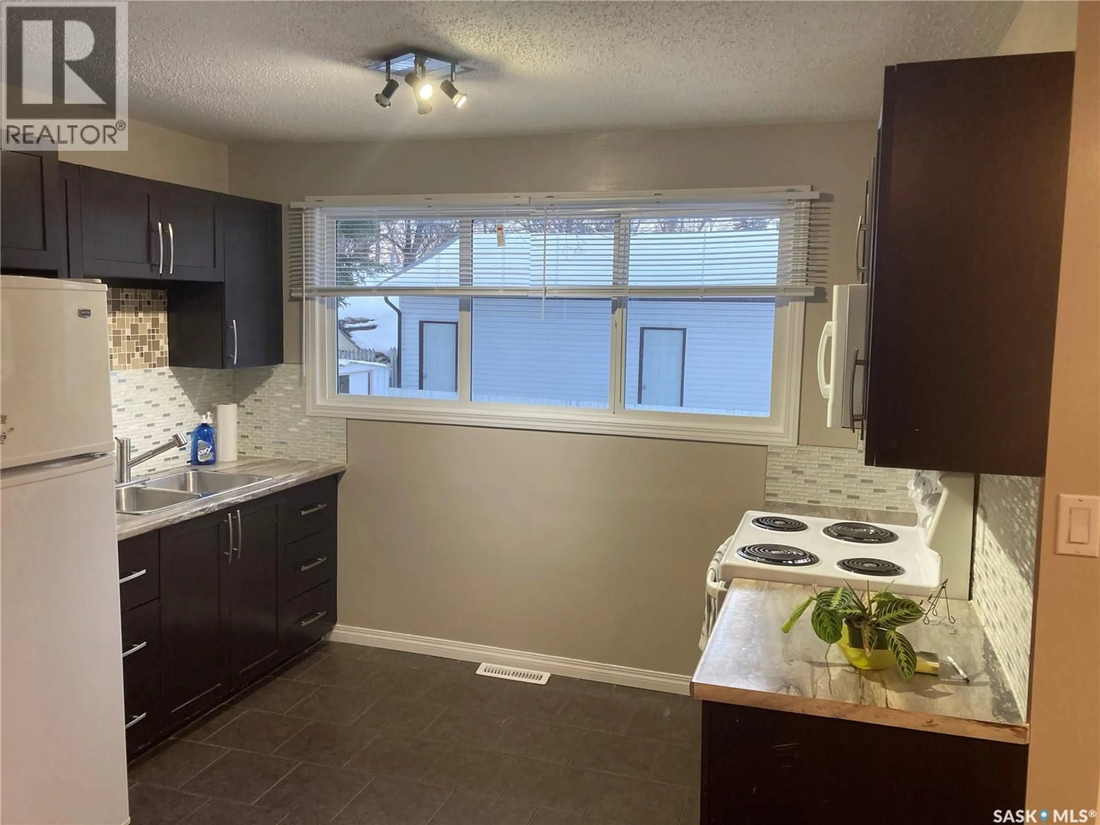 Standard kitchen, unknown for 325 W AVENUE, Saskatoon Saskatchewan S7K1N3