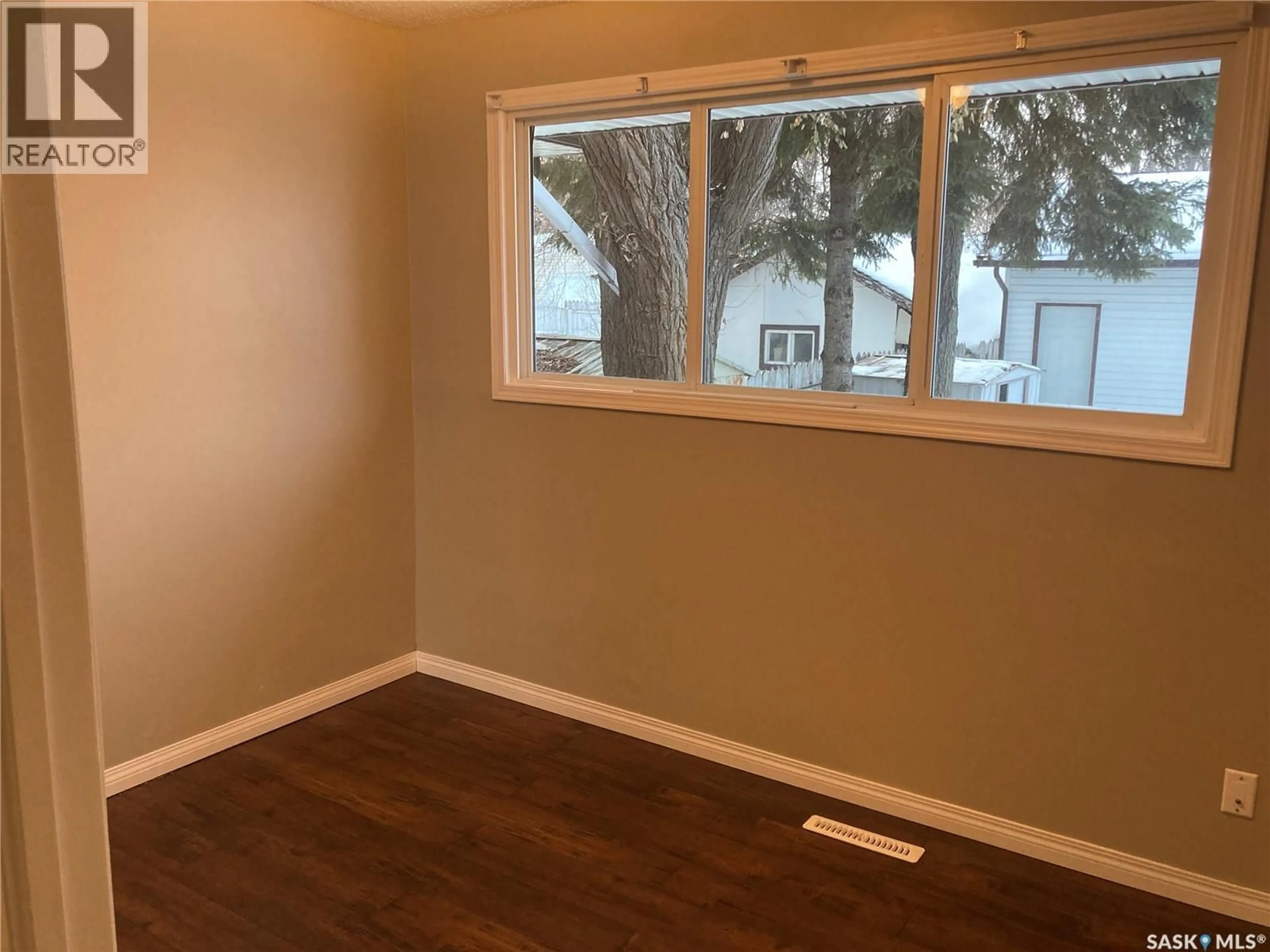 A pic of a room for 325 W AVENUE, Saskatoon Saskatchewan S7K1N3