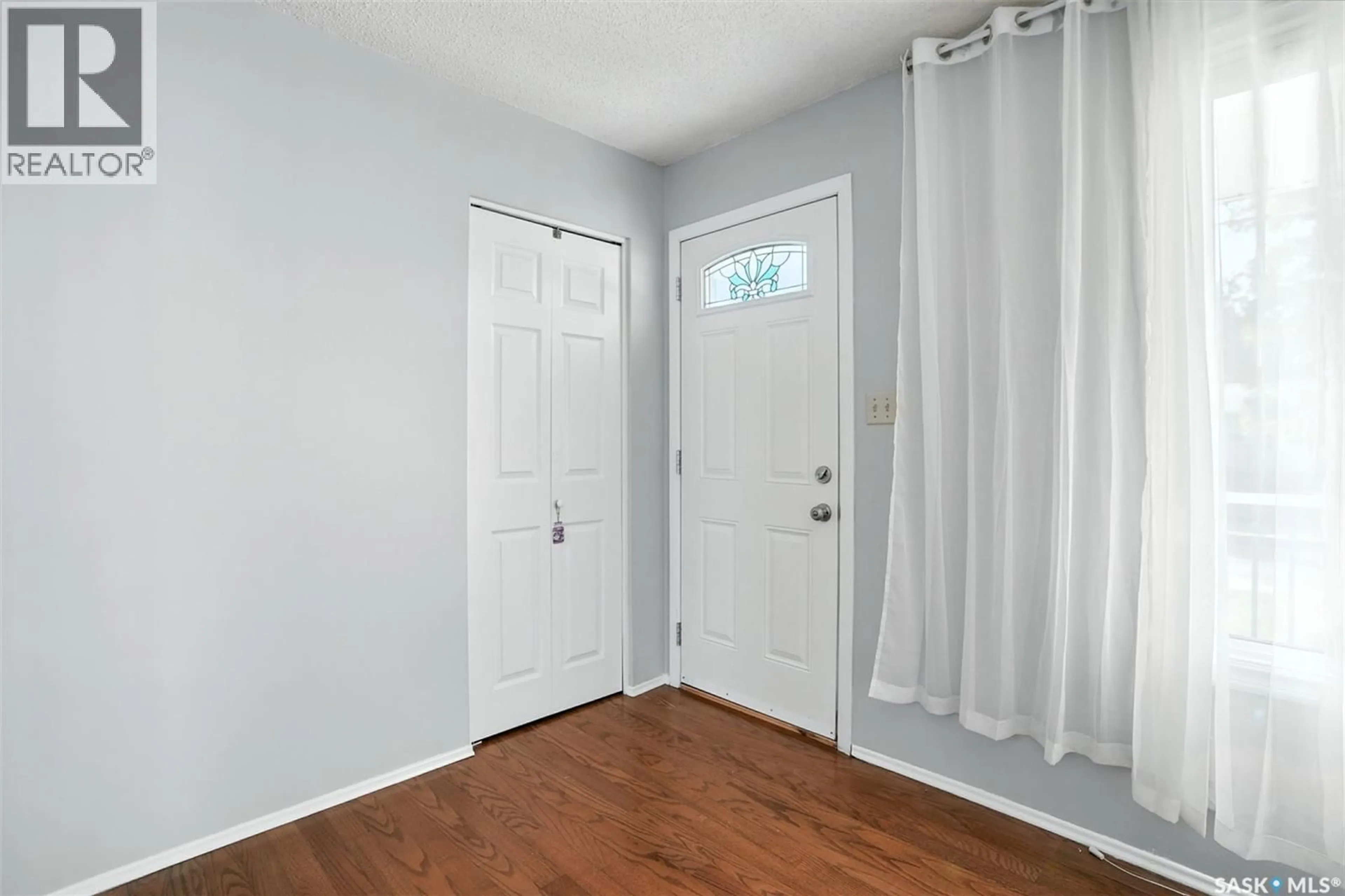 Indoor entryway for 446 COCKBURN CRESCENT, Saskatoon Saskatchewan S7L5S5