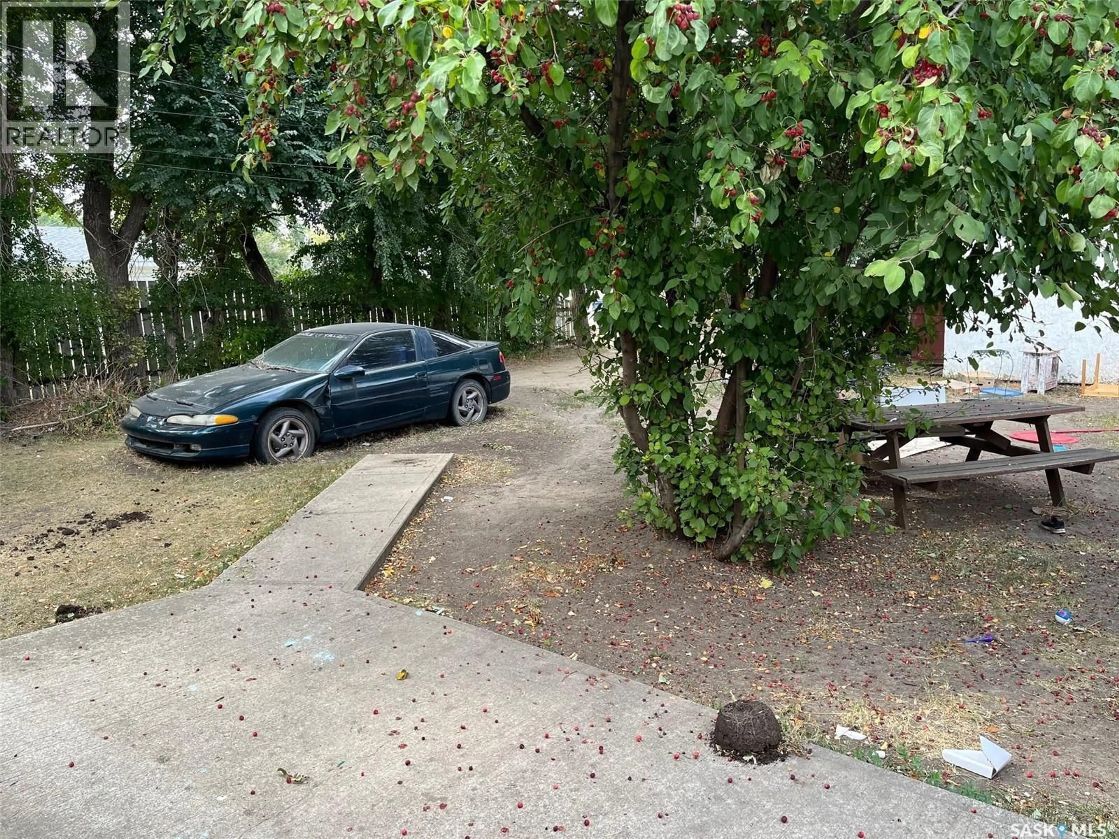 Parking for 1024 HASTINGS STREET, Moose Jaw Saskatchewan S6H5R8