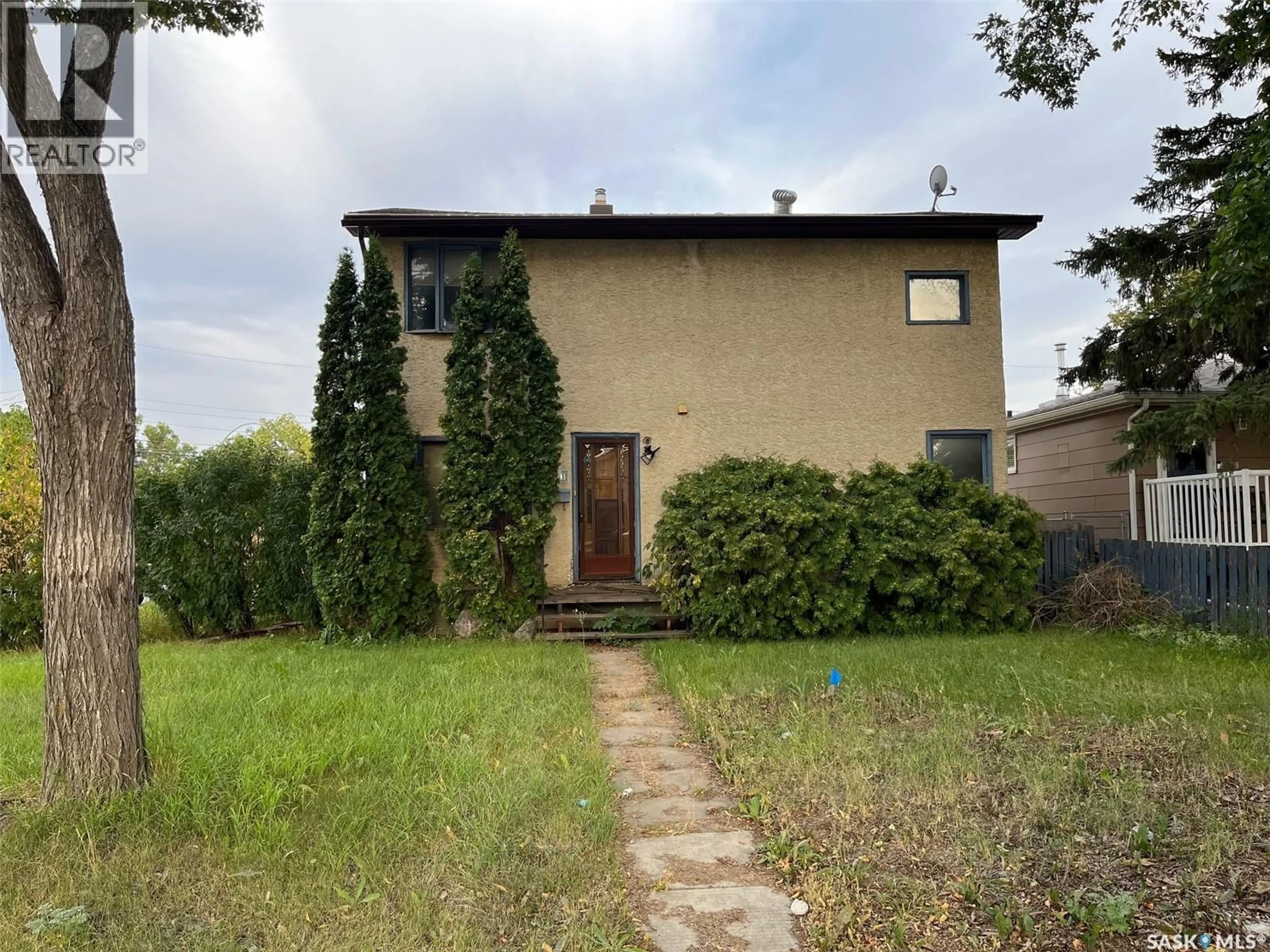 A pic from outside/outdoor area/front of a property/back of a property/a pic from drone, street for 1401 LACON STREET, Regina Saskatchewan S4N1Z2