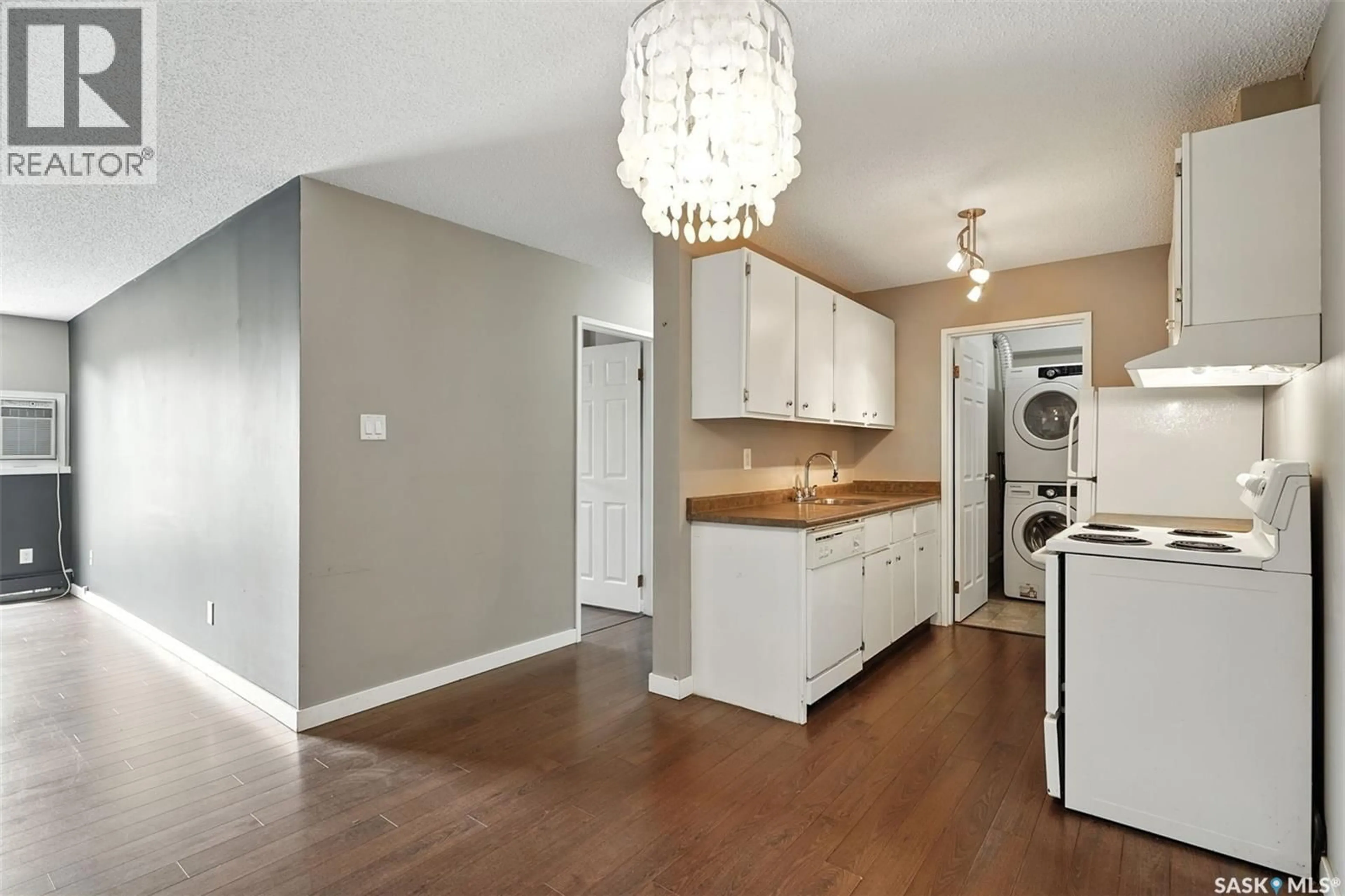 Open concept kitchen, wood/laminate floor for 802C - 106 KINGSMERE BOULEVARD, Saskatoon Saskatchewan S7J4B7